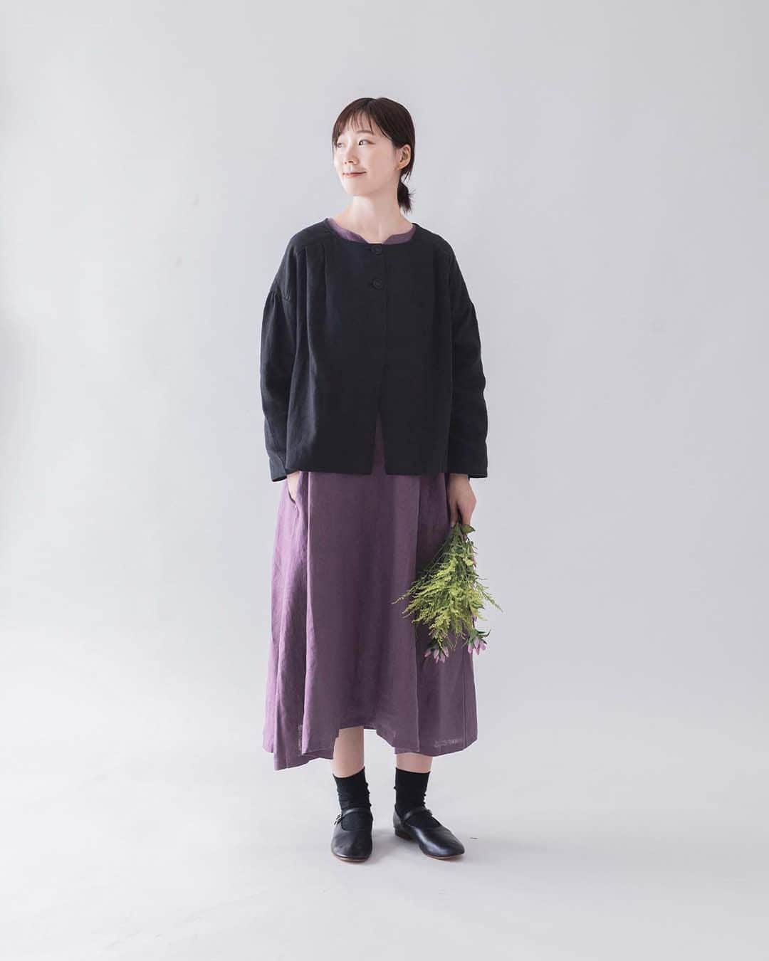 ナチュランさんのインスタグラム写真 - (ナチュランInstagram)「【 Lintu Laulu 】アウター合わせも品よく決まる！ フレアシルエットの平織りリネンワンピース  ・  朝晩の寒暖差が出てくるこれからの季節。  ジャケットやコート、軽めのアウターとも バランスよく合わせられるワンピースをつくりました。  腕まわりはすっきり、羽織りを合わせたときに ネックもポイントになるように。  1枚でも、重ね着でも使いやすいデザインです。  モデル身長：168cm @yuri_s2t7  ----------------------------- 　Lintu Laulu -----------------------------  ■平織りリネンAラインワンピース ¥10,780 グレープ[ 注文番号：CLT-2A82-3400-A ] チャコール[ 注文番号：CLT-2A82-3400-B ] ブラック[ 注文番号：CLT-2A82-3400-C ]  -----------------------------  ▶️商品詳細やお買い物は写真のタグをタップ またはプロフィール（@natulan_official）から 「ナチュラン」のサイトにアクセスして 注文番号や商品名を検索してみてくださいね。  #lifewear #fashion #natulan #今日のコーデ #コーディネート #ファッション #ナチュラル #ナチュラン #日々の暮らし #暮らしを楽しむ #シンプルライフ #シンプルコーデ #大人女子 #大人カジュアルコーデ #大人服 #ワンピース #ワンピースコーデ #重ね着 #リネン #秋コーデ #ナチュランオリジナルブランド #リントゥラウル #LintuLaulu #natulan_official.」9月19日 15時01分 - natulan_official