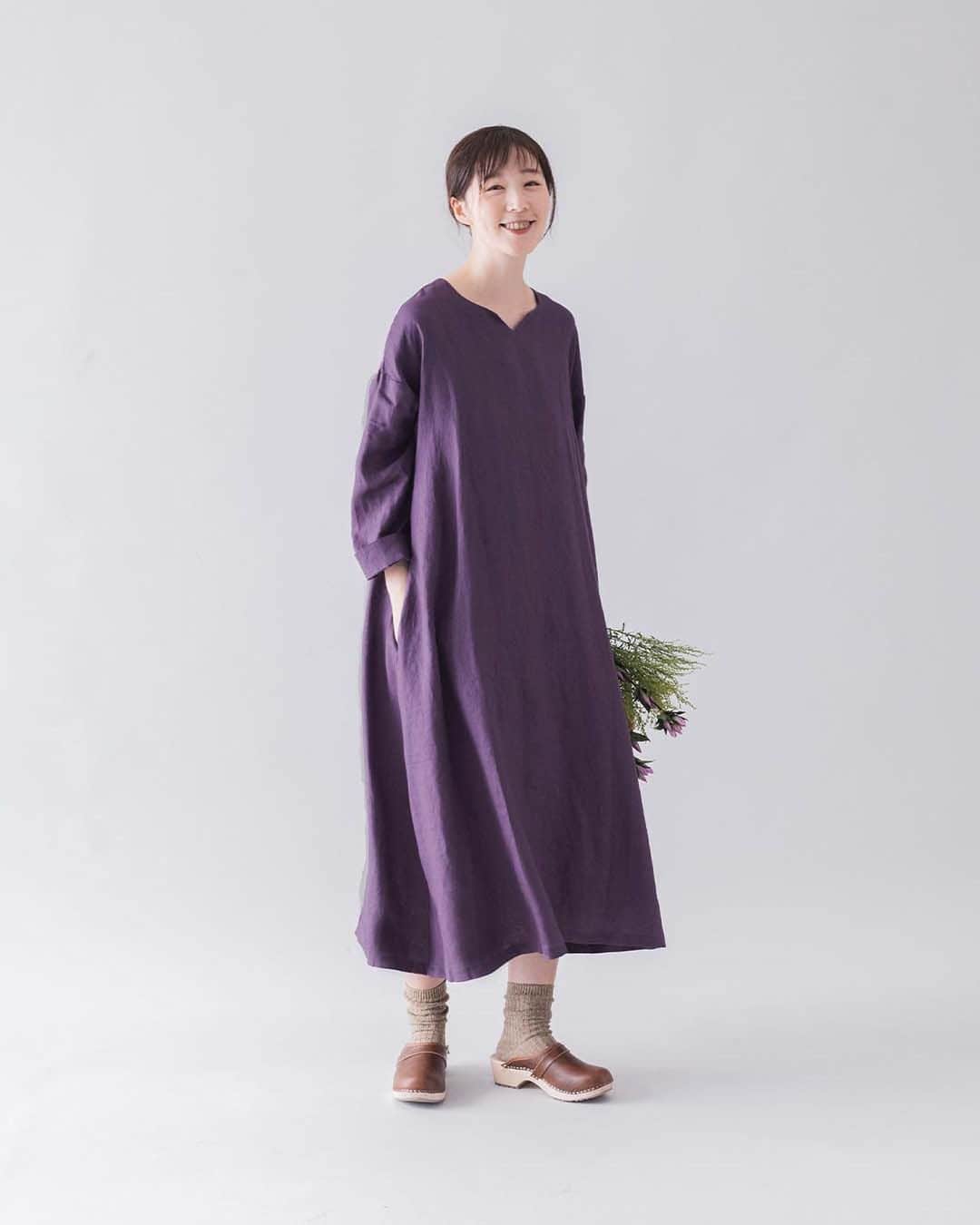 ナチュランさんのインスタグラム写真 - (ナチュランInstagram)「【 Lintu Laulu 】アウター合わせも品よく決まる！ フレアシルエットの平織りリネンワンピース  ・  朝晩の寒暖差が出てくるこれからの季節。  ジャケットやコート、軽めのアウターとも バランスよく合わせられるワンピースをつくりました。  腕まわりはすっきり、羽織りを合わせたときに ネックもポイントになるように。  1枚でも、重ね着でも使いやすいデザインです。  モデル身長：168cm @yuri_s2t7  ----------------------------- 　Lintu Laulu -----------------------------  ■平織りリネンAラインワンピース ¥10,780 グレープ[ 注文番号：CLT-2A82-3400-A ] チャコール[ 注文番号：CLT-2A82-3400-B ] ブラック[ 注文番号：CLT-2A82-3400-C ]  -----------------------------  ▶️商品詳細やお買い物は写真のタグをタップ またはプロフィール（@natulan_official）から 「ナチュラン」のサイトにアクセスして 注文番号や商品名を検索してみてくださいね。  #lifewear #fashion #natulan #今日のコーデ #コーディネート #ファッション #ナチュラル #ナチュラン #日々の暮らし #暮らしを楽しむ #シンプルライフ #シンプルコーデ #大人女子 #大人カジュアルコーデ #大人服 #ワンピース #ワンピースコーデ #重ね着 #リネン #秋コーデ #ナチュランオリジナルブランド #リントゥラウル #LintuLaulu #natulan_official.」9月19日 15時01分 - natulan_official