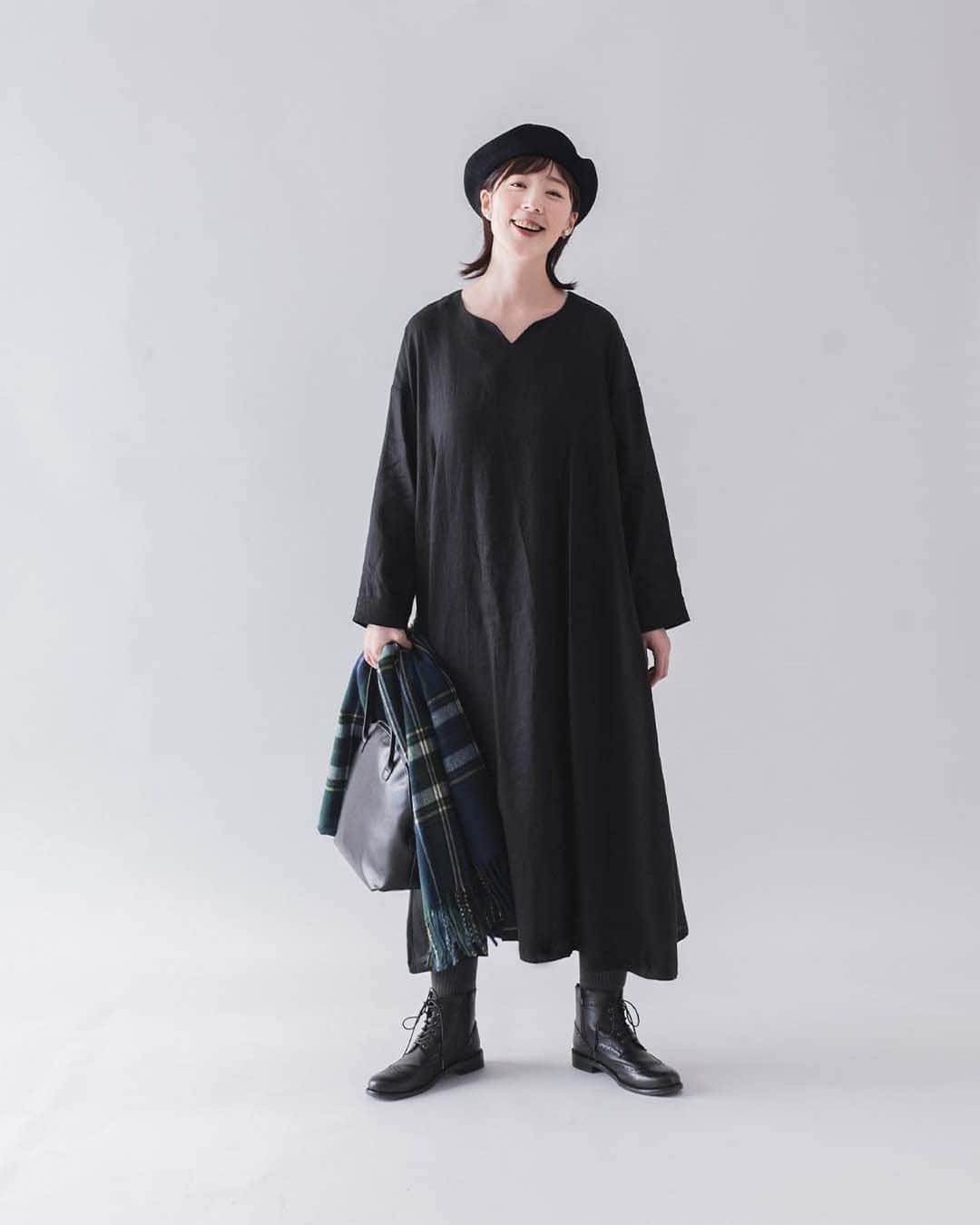 ナチュランさんのインスタグラム写真 - (ナチュランInstagram)「【 Lintu Laulu 】アウター合わせも品よく決まる！ フレアシルエットの平織りリネンワンピース  ・  朝晩の寒暖差が出てくるこれからの季節。  ジャケットやコート、軽めのアウターとも バランスよく合わせられるワンピースをつくりました。  腕まわりはすっきり、羽織りを合わせたときに ネックもポイントになるように。  1枚でも、重ね着でも使いやすいデザインです。  モデル身長：168cm @yuri_s2t7  ----------------------------- 　Lintu Laulu -----------------------------  ■平織りリネンAラインワンピース ¥10,780 グレープ[ 注文番号：CLT-2A82-3400-A ] チャコール[ 注文番号：CLT-2A82-3400-B ] ブラック[ 注文番号：CLT-2A82-3400-C ]  -----------------------------  ▶️商品詳細やお買い物は写真のタグをタップ またはプロフィール（@natulan_official）から 「ナチュラン」のサイトにアクセスして 注文番号や商品名を検索してみてくださいね。  #lifewear #fashion #natulan #今日のコーデ #コーディネート #ファッション #ナチュラル #ナチュラン #日々の暮らし #暮らしを楽しむ #シンプルライフ #シンプルコーデ #大人女子 #大人カジュアルコーデ #大人服 #ワンピース #ワンピースコーデ #重ね着 #リネン #秋コーデ #ナチュランオリジナルブランド #リントゥラウル #LintuLaulu #natulan_official.」9月19日 15時01分 - natulan_official