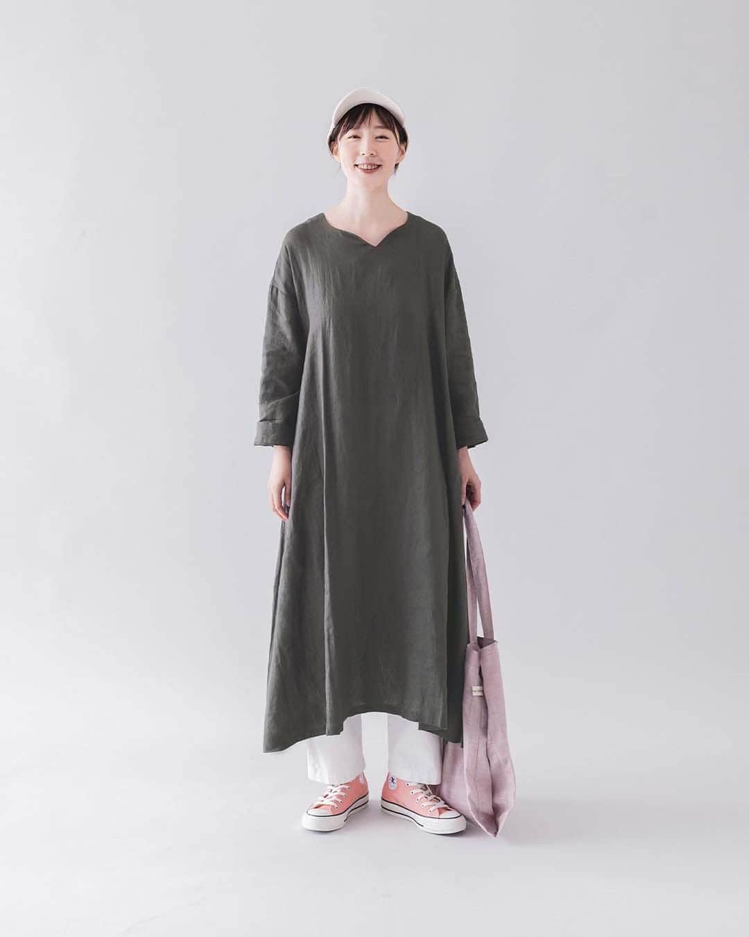 ナチュランさんのインスタグラム写真 - (ナチュランInstagram)「【 Lintu Laulu 】アウター合わせも品よく決まる！ フレアシルエットの平織りリネンワンピース  ・  朝晩の寒暖差が出てくるこれからの季節。  ジャケットやコート、軽めのアウターとも バランスよく合わせられるワンピースをつくりました。  腕まわりはすっきり、羽織りを合わせたときに ネックもポイントになるように。  1枚でも、重ね着でも使いやすいデザインです。  モデル身長：168cm @yuri_s2t7  ----------------------------- 　Lintu Laulu -----------------------------  ■平織りリネンAラインワンピース ¥10,780 グレープ[ 注文番号：CLT-2A82-3400-A ] チャコール[ 注文番号：CLT-2A82-3400-B ] ブラック[ 注文番号：CLT-2A82-3400-C ]  -----------------------------  ▶️商品詳細やお買い物は写真のタグをタップ またはプロフィール（@natulan_official）から 「ナチュラン」のサイトにアクセスして 注文番号や商品名を検索してみてくださいね。  #lifewear #fashion #natulan #今日のコーデ #コーディネート #ファッション #ナチュラル #ナチュラン #日々の暮らし #暮らしを楽しむ #シンプルライフ #シンプルコーデ #大人女子 #大人カジュアルコーデ #大人服 #ワンピース #ワンピースコーデ #重ね着 #リネン #秋コーデ #ナチュランオリジナルブランド #リントゥラウル #LintuLaulu #natulan_official.」9月19日 15時01分 - natulan_official