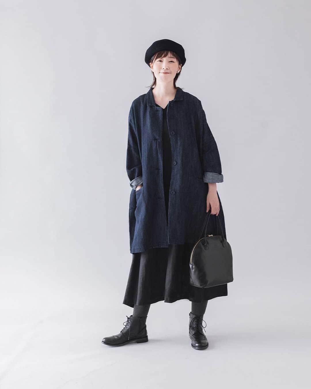 ナチュランさんのインスタグラム写真 - (ナチュランInstagram)「【 Lintu Laulu 】アウター合わせも品よく決まる！ フレアシルエットの平織りリネンワンピース  ・  朝晩の寒暖差が出てくるこれからの季節。  ジャケットやコート、軽めのアウターとも バランスよく合わせられるワンピースをつくりました。  腕まわりはすっきり、羽織りを合わせたときに ネックもポイントになるように。  1枚でも、重ね着でも使いやすいデザインです。  モデル身長：168cm @yuri_s2t7  ----------------------------- 　Lintu Laulu -----------------------------  ■平織りリネンAラインワンピース ¥10,780 グレープ[ 注文番号：CLT-2A82-3400-A ] チャコール[ 注文番号：CLT-2A82-3400-B ] ブラック[ 注文番号：CLT-2A82-3400-C ]  -----------------------------  ▶️商品詳細やお買い物は写真のタグをタップ またはプロフィール（@natulan_official）から 「ナチュラン」のサイトにアクセスして 注文番号や商品名を検索してみてくださいね。  #lifewear #fashion #natulan #今日のコーデ #コーディネート #ファッション #ナチュラル #ナチュラン #日々の暮らし #暮らしを楽しむ #シンプルライフ #シンプルコーデ #大人女子 #大人カジュアルコーデ #大人服 #ワンピース #ワンピースコーデ #重ね着 #リネン #秋コーデ #ナチュランオリジナルブランド #リントゥラウル #LintuLaulu #natulan_official.」9月19日 15時01分 - natulan_official