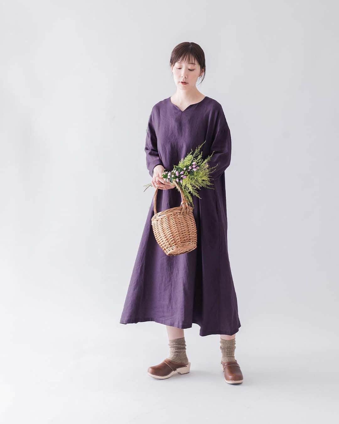 ナチュランさんのインスタグラム写真 - (ナチュランInstagram)「【 Lintu Laulu 】アウター合わせも品よく決まる！ フレアシルエットの平織りリネンワンピース  ・  朝晩の寒暖差が出てくるこれからの季節。  ジャケットやコート、軽めのアウターとも バランスよく合わせられるワンピースをつくりました。  腕まわりはすっきり、羽織りを合わせたときに ネックもポイントになるように。  1枚でも、重ね着でも使いやすいデザインです。  モデル身長：168cm @yuri_s2t7  ----------------------------- 　Lintu Laulu -----------------------------  ■平織りリネンAラインワンピース ¥10,780 グレープ[ 注文番号：CLT-2A82-3400-A ] チャコール[ 注文番号：CLT-2A82-3400-B ] ブラック[ 注文番号：CLT-2A82-3400-C ]  -----------------------------  ▶️商品詳細やお買い物は写真のタグをタップ またはプロフィール（@natulan_official）から 「ナチュラン」のサイトにアクセスして 注文番号や商品名を検索してみてくださいね。  #lifewear #fashion #natulan #今日のコーデ #コーディネート #ファッション #ナチュラル #ナチュラン #日々の暮らし #暮らしを楽しむ #シンプルライフ #シンプルコーデ #大人女子 #大人カジュアルコーデ #大人服 #ワンピース #ワンピースコーデ #重ね着 #リネン #秋コーデ #ナチュランオリジナルブランド #リントゥラウル #LintuLaulu #natulan_official.」9月19日 15時01分 - natulan_official