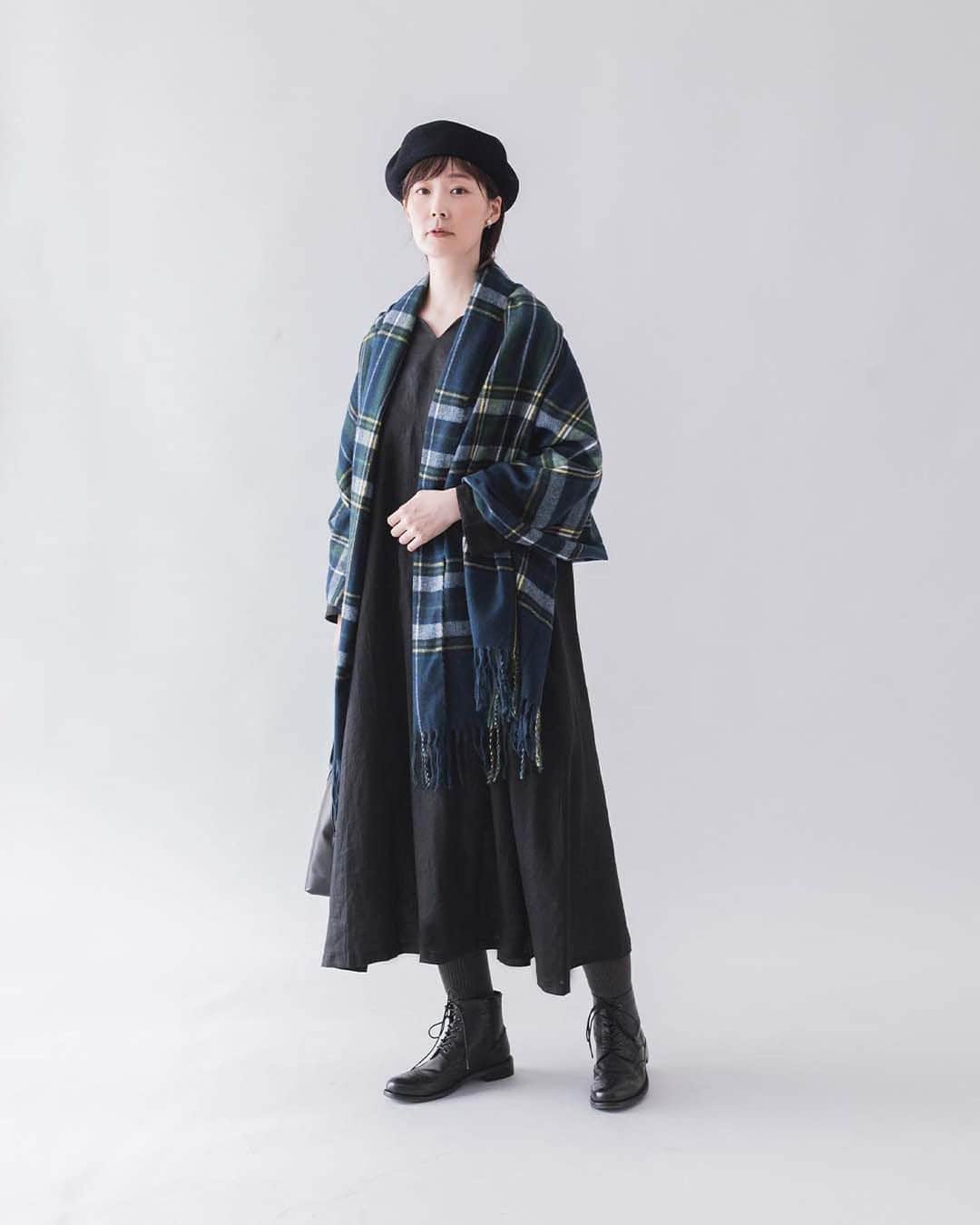 ナチュランさんのインスタグラム写真 - (ナチュランInstagram)「【 Lintu Laulu 】アウター合わせも品よく決まる！ フレアシルエットの平織りリネンワンピース  ・  朝晩の寒暖差が出てくるこれからの季節。  ジャケットやコート、軽めのアウターとも バランスよく合わせられるワンピースをつくりました。  腕まわりはすっきり、羽織りを合わせたときに ネックもポイントになるように。  1枚でも、重ね着でも使いやすいデザインです。  モデル身長：168cm @yuri_s2t7  ----------------------------- 　Lintu Laulu -----------------------------  ■平織りリネンAラインワンピース ¥10,780 グレープ[ 注文番号：CLT-2A82-3400-A ] チャコール[ 注文番号：CLT-2A82-3400-B ] ブラック[ 注文番号：CLT-2A82-3400-C ]  -----------------------------  ▶️商品詳細やお買い物は写真のタグをタップ またはプロフィール（@natulan_official）から 「ナチュラン」のサイトにアクセスして 注文番号や商品名を検索してみてくださいね。  #lifewear #fashion #natulan #今日のコーデ #コーディネート #ファッション #ナチュラル #ナチュラン #日々の暮らし #暮らしを楽しむ #シンプルライフ #シンプルコーデ #大人女子 #大人カジュアルコーデ #大人服 #ワンピース #ワンピースコーデ #重ね着 #リネン #秋コーデ #ナチュランオリジナルブランド #リントゥラウル #LintuLaulu #natulan_official.」9月19日 15時01分 - natulan_official