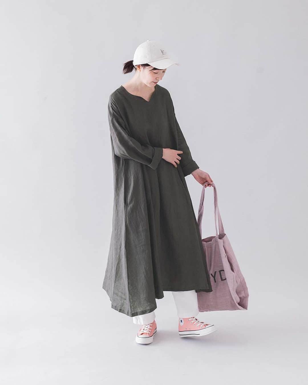 ナチュランさんのインスタグラム写真 - (ナチュランInstagram)「【 Lintu Laulu 】アウター合わせも品よく決まる！ フレアシルエットの平織りリネンワンピース  ・  朝晩の寒暖差が出てくるこれからの季節。  ジャケットやコート、軽めのアウターとも バランスよく合わせられるワンピースをつくりました。  腕まわりはすっきり、羽織りを合わせたときに ネックもポイントになるように。  1枚でも、重ね着でも使いやすいデザインです。  モデル身長：168cm @yuri_s2t7  ----------------------------- 　Lintu Laulu -----------------------------  ■平織りリネンAラインワンピース ¥10,780 グレープ[ 注文番号：CLT-2A82-3400-A ] チャコール[ 注文番号：CLT-2A82-3400-B ] ブラック[ 注文番号：CLT-2A82-3400-C ]  -----------------------------  ▶️商品詳細やお買い物は写真のタグをタップ またはプロフィール（@natulan_official）から 「ナチュラン」のサイトにアクセスして 注文番号や商品名を検索してみてくださいね。  #lifewear #fashion #natulan #今日のコーデ #コーディネート #ファッション #ナチュラル #ナチュラン #日々の暮らし #暮らしを楽しむ #シンプルライフ #シンプルコーデ #大人女子 #大人カジュアルコーデ #大人服 #ワンピース #ワンピースコーデ #重ね着 #リネン #秋コーデ #ナチュランオリジナルブランド #リントゥラウル #LintuLaulu #natulan_official.」9月19日 15時01分 - natulan_official