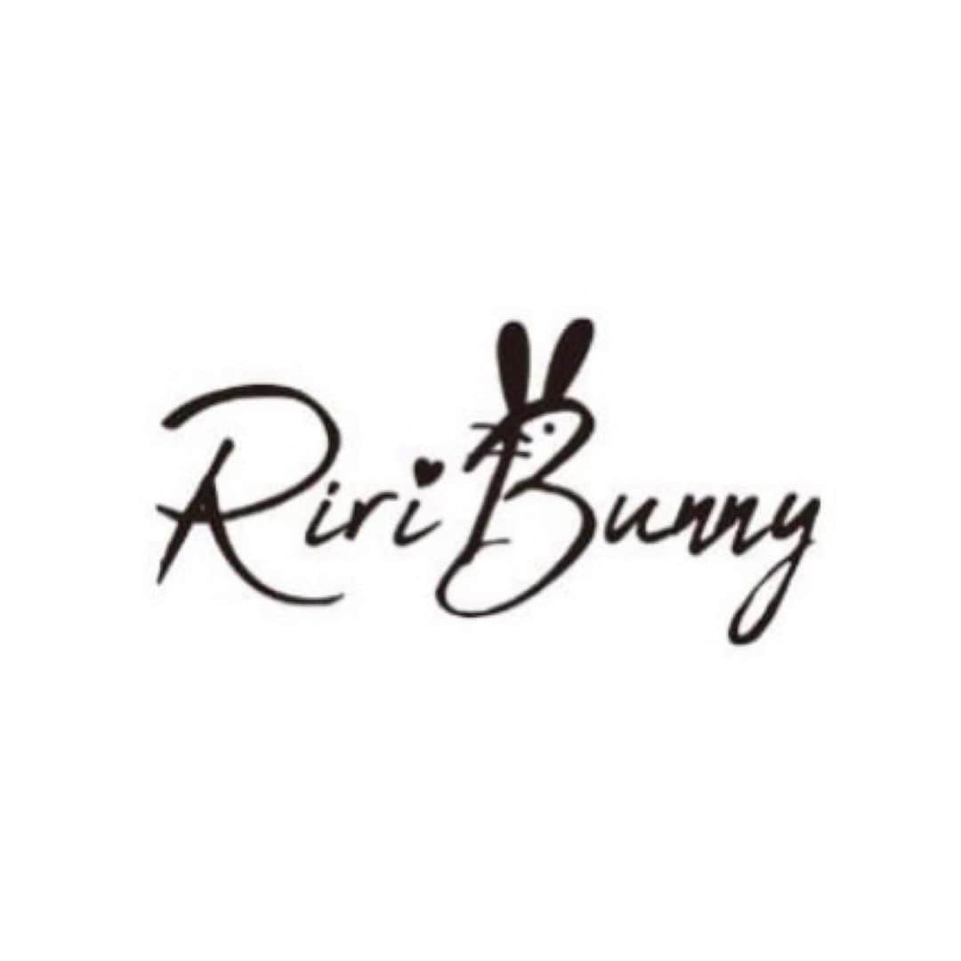 のインスタグラム：「本日Riri Bunny新作発売されました🐰  新色２色が追加され 計7色の展開になります!!  新色１つ目が.... 甘くてちゅるん感が可愛いBerry Bunny ピンクとパープルのグラデーションが とっても可愛いです🩷    2つ目が.... クールでハーフのような瞳になれるCrashBunny  グレー系なので大人っぽく、 韓国アイドルな雰囲気にもなります🩶  そしてRiri Bunnyは 1箱1,100円とお値打ち価格となってます♡ リフレアオンラインショップ（ @refrear_ ） で購入可能です🙌🏻🙌🏻  うさぎちゃんのパーティーをイメージした 個性溢れたコンセプトなので 是非お気に入りのバニーちゃんを見つけてくださいね!!    #リリバニー#リリバニー新色　 #リリバニー新色発売#ちゅるんカラコン　 #ハーフカラコン#盛れるカラコン#refrear」
