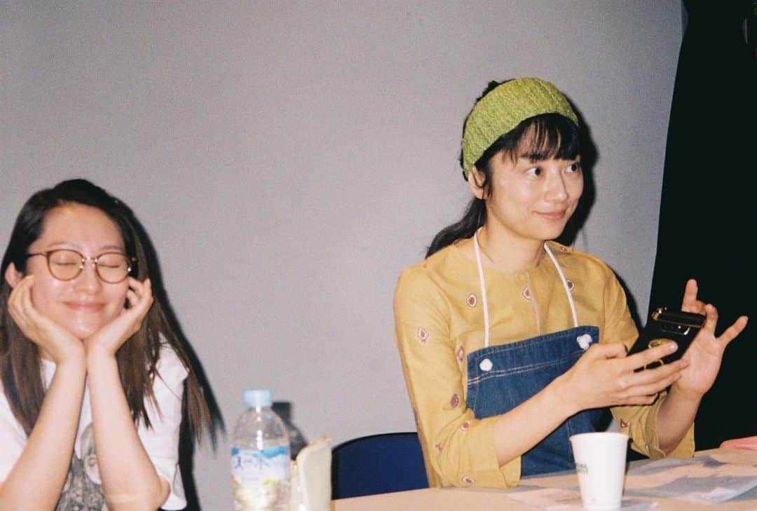 桜井玲香のインスタグラム：「#ラフな生活のススメ  今夜23:00〜 遂に最終回です🥲 ラストまでドタバタほっこり 仲良し福池家を見届けて頂けると嬉しいです☺️💐  写真はかわいい弟が撮ってくれました！ ママ、かわいいです。 姉、しあわせそうです。笑  #小池栄子 さん #中川大輔 くん」