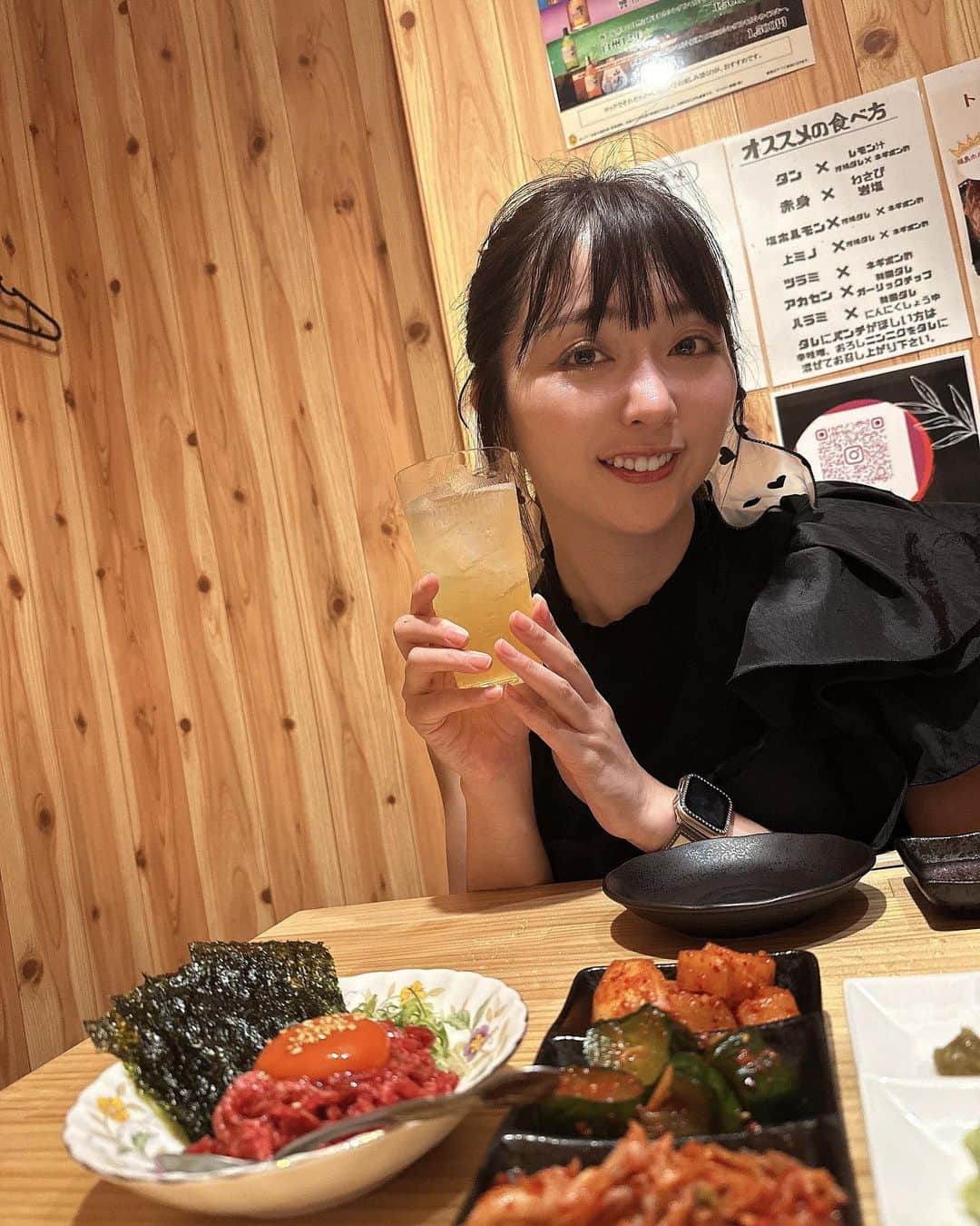 星那美月さんのインスタグラム写真 - (星那美月Instagram)「大阪の福島にある焼肉屋さん、鬼に金棒👹  炙りユッケは韓国海苔に巻いて食べる！！韓国海苔と絶妙にあっていて美味しい〜❤️  そして名物らしいので塩ホルモンを！！！ホルモンがプリプリで最高です🤤他のお肉もどれも柔らかくて美味しい🍖ハート刺しも新鮮で最高🩷  そして、キムチの盛り合わせのキムチも絶妙な辛さで進む！！！  1番気になっていたのは、  こちらの店舗オリジナルメニューのトリュフ香る強欲な壺！！壺のまわりのお肉をバーナーで軽く炙り、中にはユッケと濃い色の綺麗な黄身とお米が🥹🌾これは絶対食べた方がいい！！！！  また大阪に行ったら絶対行きたい🍖予約必須かも😊😊😊  大阪にお住まいの方もご旅行やお仕事でお越しの方も是非行ってみてね！！  🍖ホルモン酒場鬼に金棒🍖 📍 大阪府大阪市福島区鷺洲2-12-34 1F ⏰ 17:00～24:00 定休日：月曜日 ☎️ 06-6451-5460 🚃JR大阪環状線 福島駅徒歩7分  #大阪焼肉 #大阪ホルモン #大阪グルメ #大阪観光 #鬼に金棒」9月19日 15時05分 - mitsukihoshina