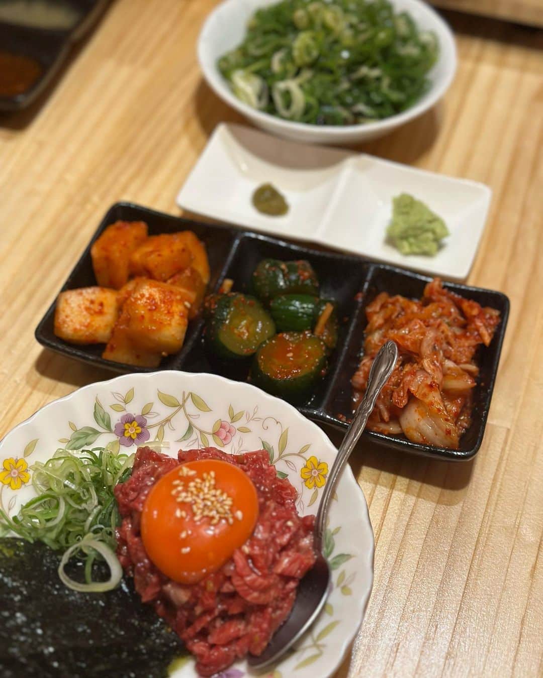 星那美月さんのインスタグラム写真 - (星那美月Instagram)「大阪の福島にある焼肉屋さん、鬼に金棒👹  炙りユッケは韓国海苔に巻いて食べる！！韓国海苔と絶妙にあっていて美味しい〜❤️  そして名物らしいので塩ホルモンを！！！ホルモンがプリプリで最高です🤤他のお肉もどれも柔らかくて美味しい🍖ハート刺しも新鮮で最高🩷  そして、キムチの盛り合わせのキムチも絶妙な辛さで進む！！！  1番気になっていたのは、  こちらの店舗オリジナルメニューのトリュフ香る強欲な壺！！壺のまわりのお肉をバーナーで軽く炙り、中にはユッケと濃い色の綺麗な黄身とお米が🥹🌾これは絶対食べた方がいい！！！！  また大阪に行ったら絶対行きたい🍖予約必須かも😊😊😊  大阪にお住まいの方もご旅行やお仕事でお越しの方も是非行ってみてね！！  🍖ホルモン酒場鬼に金棒🍖 📍 大阪府大阪市福島区鷺洲2-12-34 1F ⏰ 17:00～24:00 定休日：月曜日 ☎️ 06-6451-5460 🚃JR大阪環状線 福島駅徒歩7分  #大阪焼肉 #大阪ホルモン #大阪グルメ #大阪観光 #鬼に金棒」9月19日 15時05分 - mitsukihoshina
