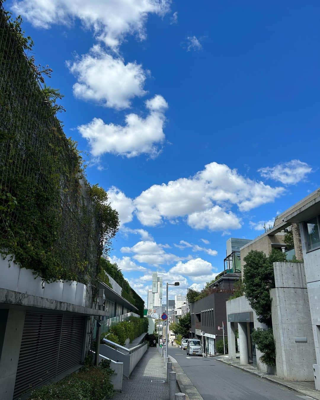 ビビる大木さんのインスタグラム写真 - (ビビる大木Instagram)「赤坂から渋谷まで歩いてみたけど、予想通り疲れたしんよー。  #徒歩 #散歩 #赤坂 #表参道 #原宿 #渋谷 #疲れた #足が痛い  #暑い #座りたい #アイスコーヒー #こんばんみ」9月19日 15時06分 - bibiruoki