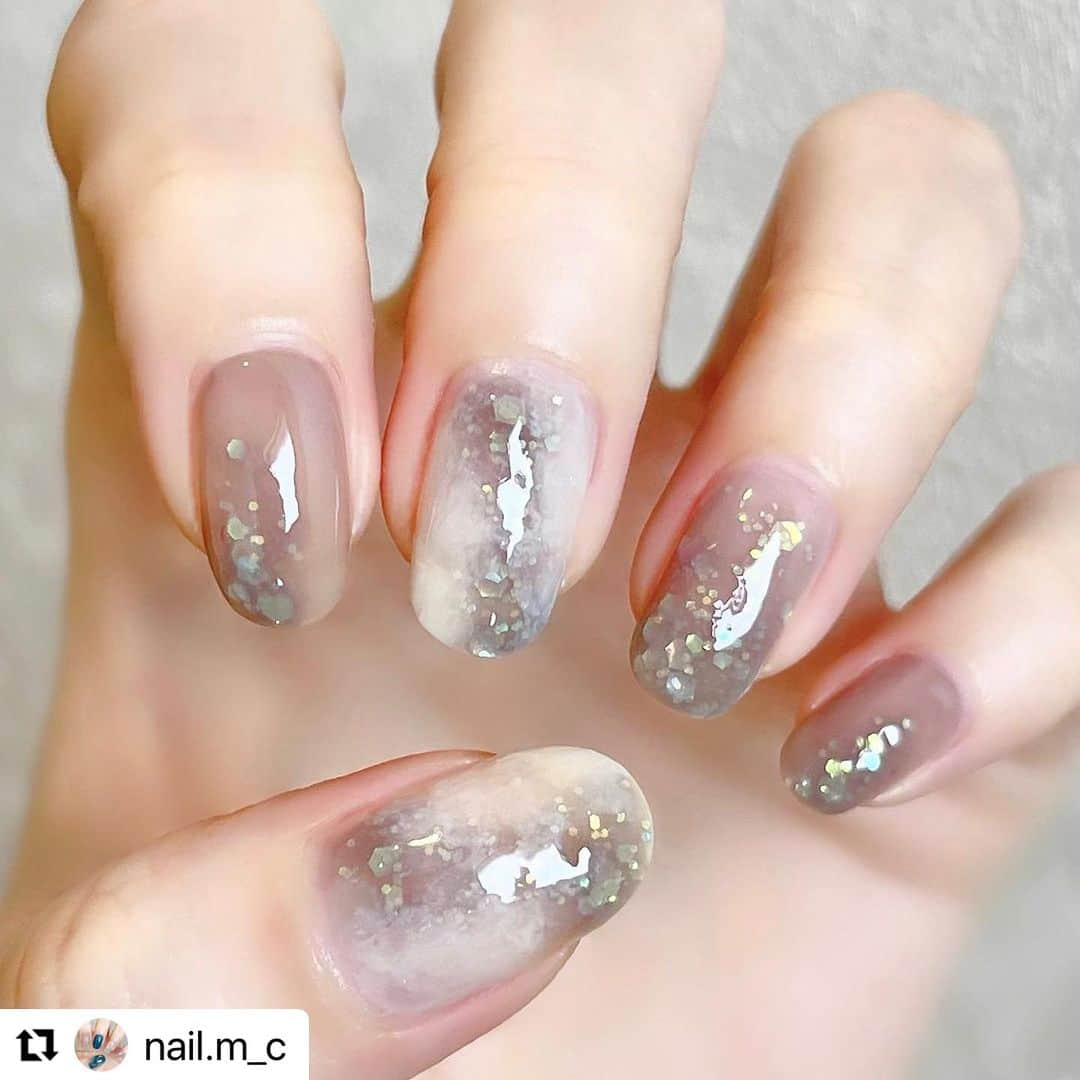 【PLANET NAIL（プラネット ネイル）】公式さんのインスタグラム写真 - (【PLANET NAIL（プラネット ネイル）】公式Instagram)「✰✰✰✰✰✰✰✰✰✰✰✰✰✰✰✰ PLANET Girl🪐 @nail.m_c さま♡  新色PLH04 エトワールグレー を使った秋先取りグレーぷっくりネイルデザインをご紹介させていただきます👩‍❤️‍💋‍👩✨✨✨  この上級お洒落テクがたまらない🩷 ╍ ╍ ╍ ╍ ╍ ╍ ╍ ╍ ╍ ╍ ╍ ╍ ╍ ╍ ╍ ╍ ╍  ⬇︎使用したネイルの名前は下に書いてます⬇︎  No.174 🩶💫  *𓂃 𓈒𓏸𑁍  𝙉𝘼𝙄𝙇 𝙂𝙊𝙊𝘿𝙎*𓂃 𓈒𓏸𑁍   a.ロムアンド #モーブサンド b.プラネットネイル #エトワールグレー  c.paワンダーネイル　#RWN12  *𓂃 𓈒𓏸𑁍 *𓂃 𓈒𓏸𑁍 *𓂃 𓈒𓏸𑁍  . . . 『PLANET NAIL』より9月11日に新商品が発売されます✩°̥࿐ ぷっくりしてツヤっと感が出せるネイルハードナー から ラメ入りが新登場です✧*｡  ラメ入りなのに1度塗りで ラメも色もしっかりついて単体でも とてもきれいに仕上がります❤︎*゜ ハケで塗るだけでここまでラメが付いてくれるのは すごいと思いました！！ . . . おすすめネイルカラーなど 【LIPS】まっこ＊self nail に載せています𓂃◌𓈒𓐍 𓈒 よかったら見てください𓂃𓆉𓇼𓈒𓏸  #プラネットネイル #planetnail #ロムアンド #panail #paネイル #秋ネイル #秋ネイルデザイン #ニュアンスネイル #シンプルネイル #セルフネイル #selfnail #おうちネイル #グレーネイル #グレージュネイル #ホロネイル #きらきらネイル #つやネイル #美甲」9月19日 15時12分 - planet.jp