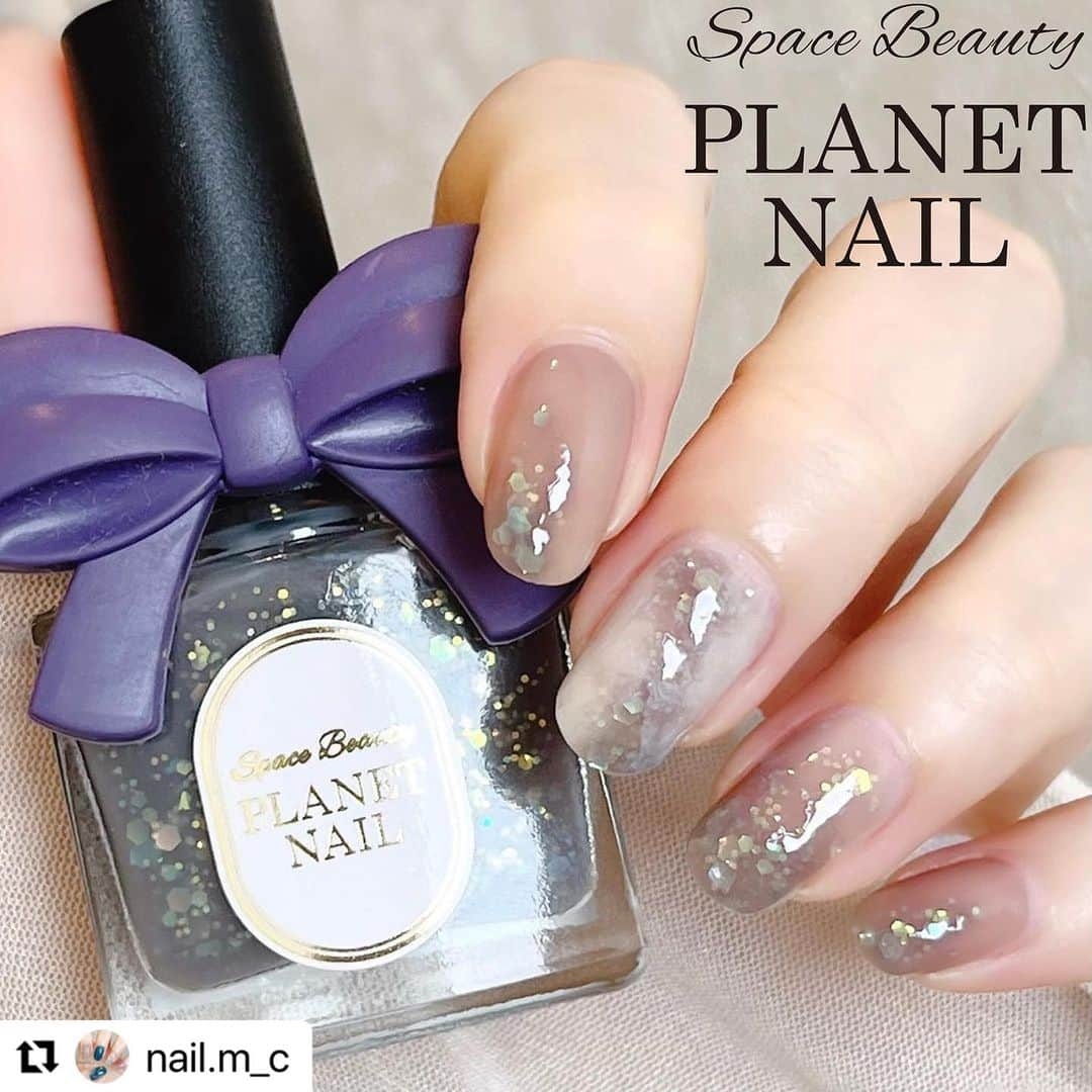 【PLANET NAIL（プラネット ネイル）】公式さんのインスタグラム写真 - (【PLANET NAIL（プラネット ネイル）】公式Instagram)「✰✰✰✰✰✰✰✰✰✰✰✰✰✰✰✰ PLANET Girl🪐 @nail.m_c さま♡  新色PLH04 エトワールグレー を使った秋先取りグレーぷっくりネイルデザインをご紹介させていただきます👩‍❤️‍💋‍👩✨✨✨  この上級お洒落テクがたまらない🩷 ╍ ╍ ╍ ╍ ╍ ╍ ╍ ╍ ╍ ╍ ╍ ╍ ╍ ╍ ╍ ╍ ╍  ⬇︎使用したネイルの名前は下に書いてます⬇︎  No.174 🩶💫  *𓂃 𓈒𓏸𑁍  𝙉𝘼𝙄𝙇 𝙂𝙊𝙊𝘿𝙎*𓂃 𓈒𓏸𑁍   a.ロムアンド #モーブサンド b.プラネットネイル #エトワールグレー  c.paワンダーネイル　#RWN12  *𓂃 𓈒𓏸𑁍 *𓂃 𓈒𓏸𑁍 *𓂃 𓈒𓏸𑁍  . . . 『PLANET NAIL』より9月11日に新商品が発売されます✩°̥࿐ ぷっくりしてツヤっと感が出せるネイルハードナー から ラメ入りが新登場です✧*｡  ラメ入りなのに1度塗りで ラメも色もしっかりついて単体でも とてもきれいに仕上がります❤︎*゜ ハケで塗るだけでここまでラメが付いてくれるのは すごいと思いました！！ . . . おすすめネイルカラーなど 【LIPS】まっこ＊self nail に載せています𓂃◌𓈒𓐍 𓈒 よかったら見てください𓂃𓆉𓇼𓈒𓏸  #プラネットネイル #planetnail #ロムアンド #panail #paネイル #秋ネイル #秋ネイルデザイン #ニュアンスネイル #シンプルネイル #セルフネイル #selfnail #おうちネイル #グレーネイル #グレージュネイル #ホロネイル #きらきらネイル #つやネイル #美甲」9月19日 15時12分 - planet.jp