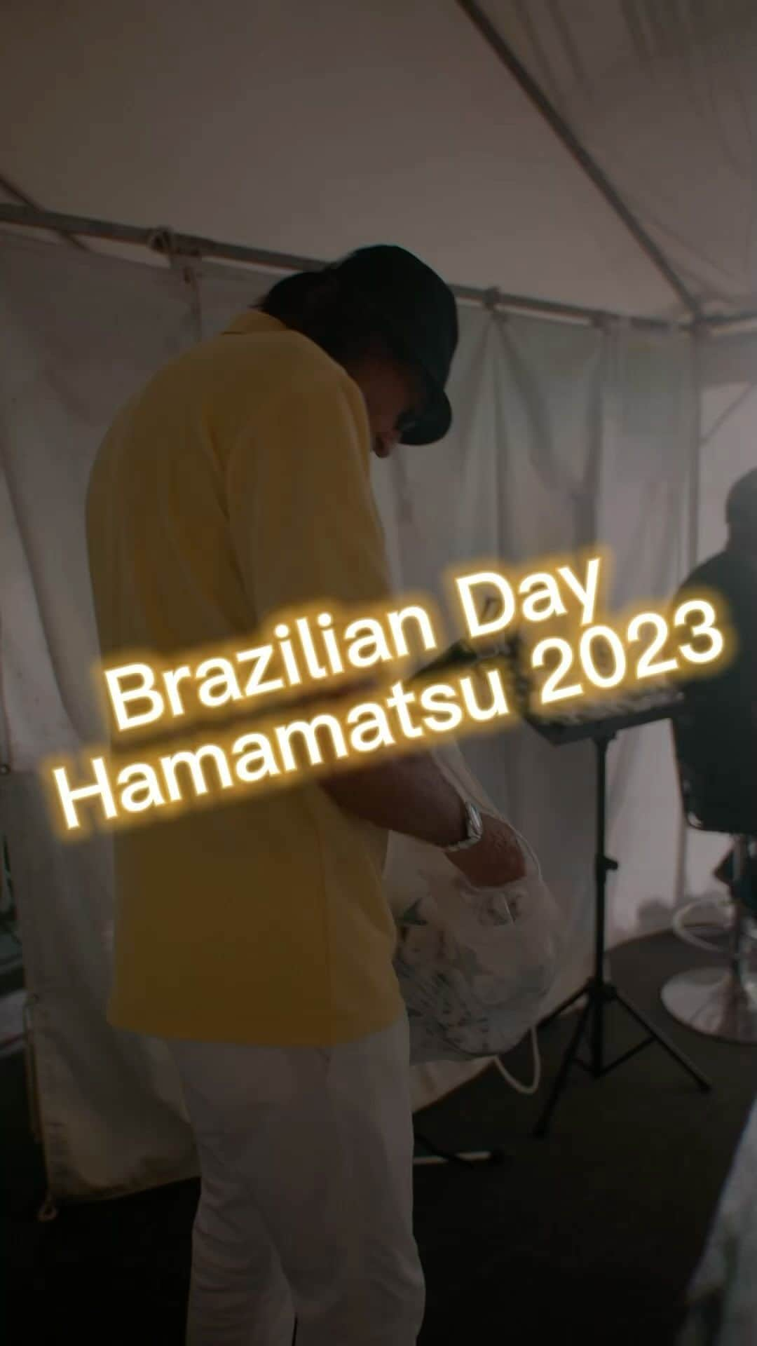 ラモス瑠偉のインスタグラム：「先週の土曜日　ブラジリアンデー浜松2023に出演しました🇧🇷✨ Pagode do Ramos こんな感じで盛り上がったよ！後半は娘が盛り上げてくれた👍😘😘😘 浜松の皆さん、来てくれた皆さん、楽しい時間を本当にありがとうございました！  Sábado passado, fizemos o show no Brazilian Day Hamamatsu 2023! Foi um prazer fazer parte desse festival! Muito obrigado Hamamatsu e também a todos que estiveram presente no meu show!   Band Pagode do Ramos Video @cybertk_ (撮影Thiago) インスタ用に娘が編集してくれた👍  #ラモス瑠偉 #RuyRamos #carioca #BraziliandayHamamatsu #サッカー #soccer #futebol #pagodedoramos #pagode #samba #axe #Brasil #FABiANA」