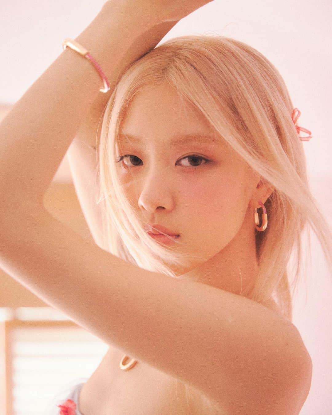 ロゼのインスタグラム：「🍰   • @tiffanyandco x #tiffanylockroséedition  go get yours..♡  • Photo: @zyobb  Makeup: @iammaeng  Hair: @leeseonyeong__  Style: @chochowon  Nails: @nail_unistella  Creative: @ityitj」