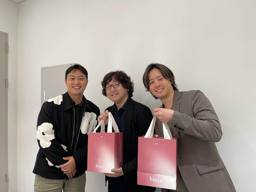 のインスタグラム：「hince社長と。私の本の読者でした。」