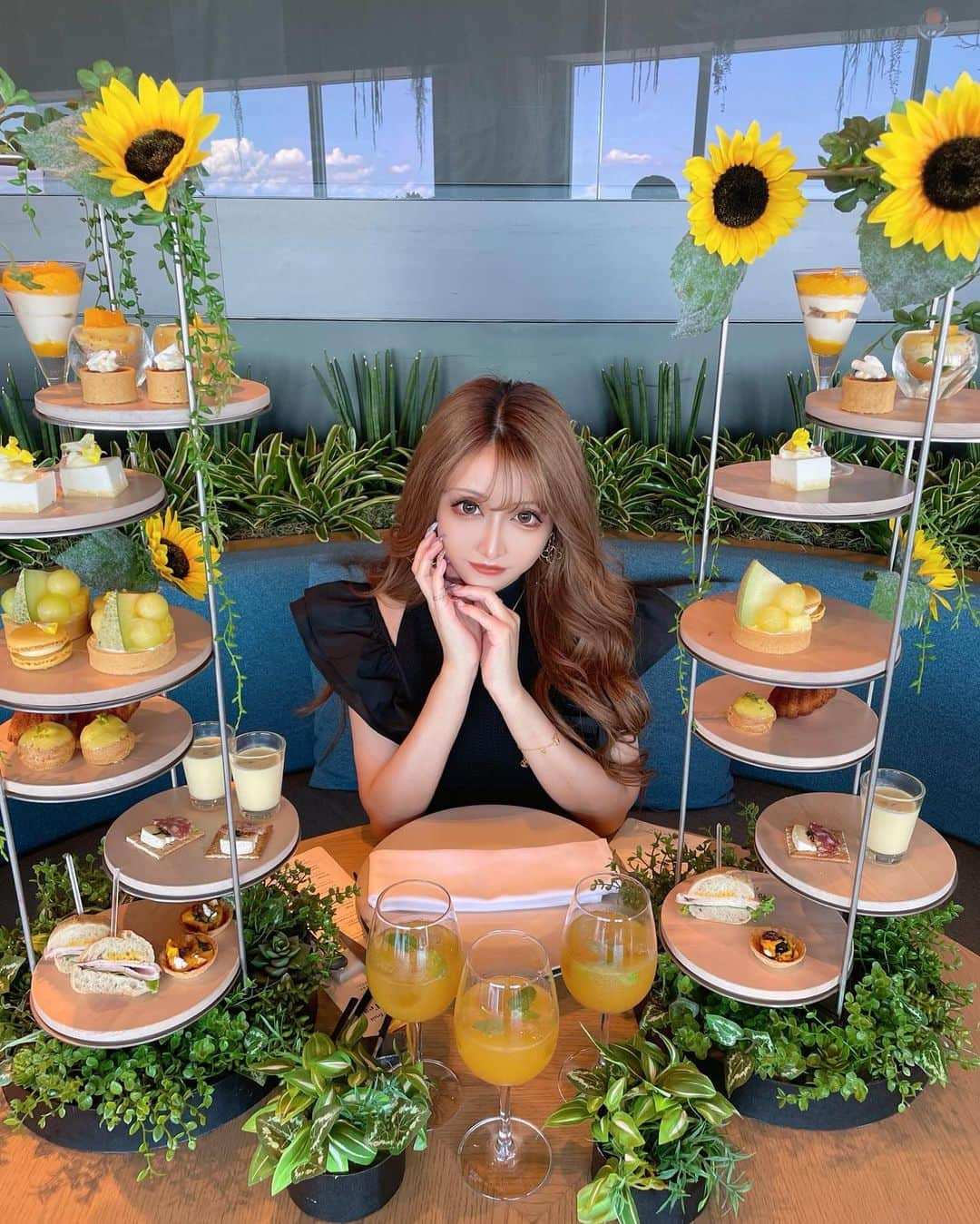 桜井莉菜さんのインスタグラム写真 - (桜井莉菜Instagram)「可愛過ぎるアフヌン🌻 【 @themoon_roppongi 】 この背の高いアフヌン一回行ってみたかったんだー🥲🩷 やっぱり可愛過ぎた🥹✨ 六本木ヒルズの52階だから景色もめちゃめちゃ良かったし素敵だったー😍❤️ 下の段から２段がしょっぱい系で、上が甘い系🩷 色も鮮やかで見た目も綺麗し味も美味しかったー🥹✨ しかもお祝いのお返しにってちかがご馳走してくれました🥹🩷 ありがとう😭 ちえが体調不良で来れなくて残念だったけど近々すぐまた４人で会えるし嬉し❤️ 皆様もオススメなアフヌンある人居たら教えて下さーい🥰🩷  #アフヌン#アフタヌーンティー#六本木#六本木ヒルズ#森タワー#森タワー52階#themoon」9月19日 15時15分 - rina__sakurai