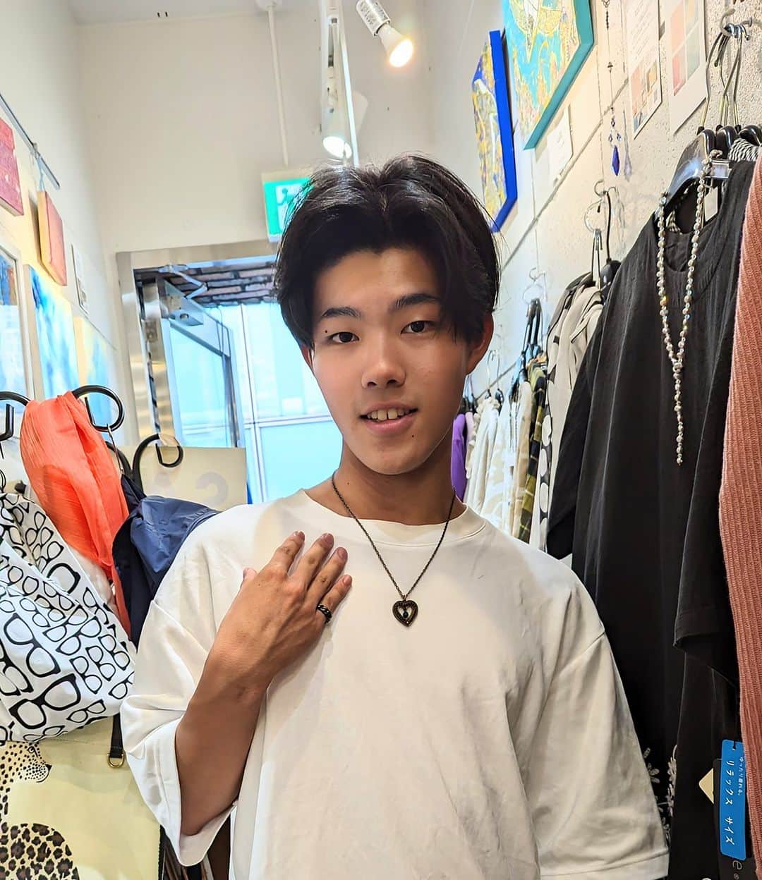 平井富子のインスタグラム：「アンシャンテってここですか？  渋谷からユウキくんがご来店！  高校生で、最近、アクセサリーがちょっと気になってるとか。 寄ってくれて嬉しい〜  また、住んでるところが私の家近く、ビックリです! 将来のことなど、楽しくトーク、楽し〜  オリジナルのスワロフスキーハートネックレス、ピンキーリングを気に入って頂きました。 とてもお似合い〜  また、遊びに来て下さい〜 お話、しましょう!」