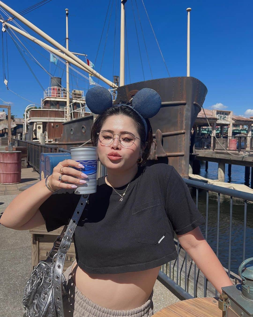 金子若菜のインスタグラム：「⠀ 10数年ぶりに来たDisney SEAだっていうのに 飲んでるか食べてるかしかしてないのなんで？  好評？のもぐもぐ動画かましてるにょ。(いらねぇ)」