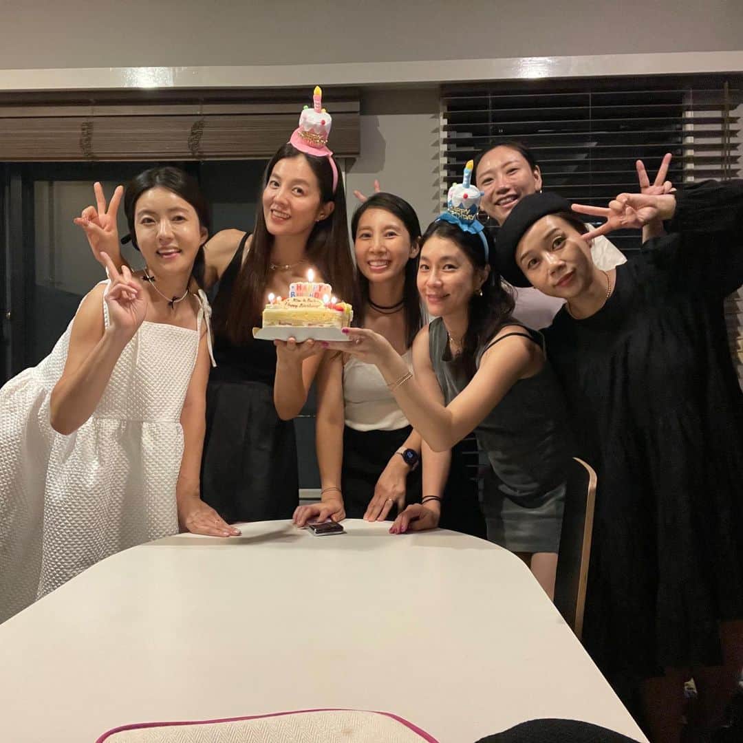 キム・ソンウンのインスタグラム：「우리들만의 여행! 내친구들이 찐 스카인드 매니아에요~~ 써본 사람들은 무조건 중독되는 #스카인드 ✔️글로우크림 ✔️글로우스틱 ✔️글로우팩트 ✔️글로우미스트 ✔️글로우세럼  마지막 공구라 정말 초특가입니다! 구매링크는 프로필에 있어요^^」
