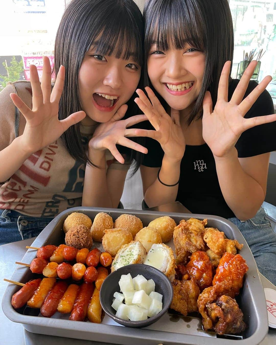 atukiyoのインスタグラム：「昨日は買い出しついでにランチ🍗  幸せそうに食べてました😎  今日はライブ配信だよー！ 待ってるね♪  _ _ _ _ _ _ _ _ _ _ _ _ _ _ _ _ _   ◽️YouTube◽️ ろこまこあこチャンネル ▶︎月、水、金曜日　17時〜 ▶︎ショート　16時〜  ろこチャンネル ▶︎木曜日　17時〜  ライブ配信 ▶︎火曜日　17時半〜  ◽️TikTok◽️ ろこまこあこ ▶︎ atukiyo0311 ろこ（母管理）▶︎ rocoz.0517rma  ◽️Instagram◽️ ろこ（母管理）▶︎ @rocoroco0517 まこ（母管理）▶︎ @macomacomacorun  あこ（母管理）▶︎ @acoacoaconz  _ _ _ _ _ _ _ _ _ _ _ _ _ _ _ _ _ _  #kidsfashion#三姉妹#youtube#youtuber#ろこまこあこ#キッズコーデ#小学生コーデ#jc2#js6#twins#双子#コーデ#kids」