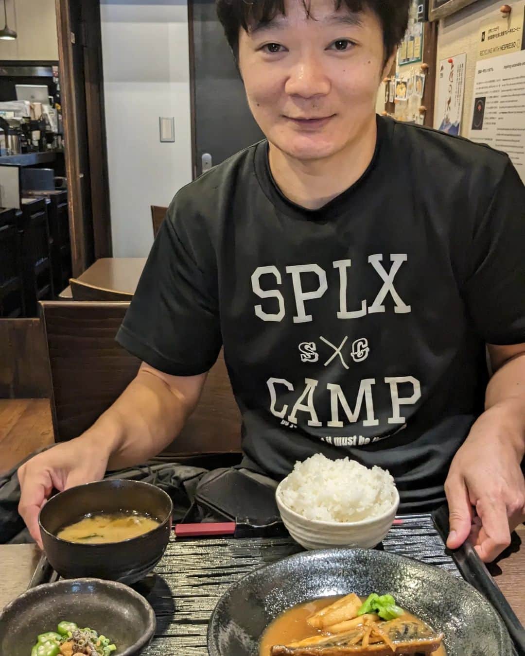 古賀シュウのインスタグラム：「ご近所の太郎ちゃんとランチ！ 最近気が合うのか?  ファッションも似てきましたw」