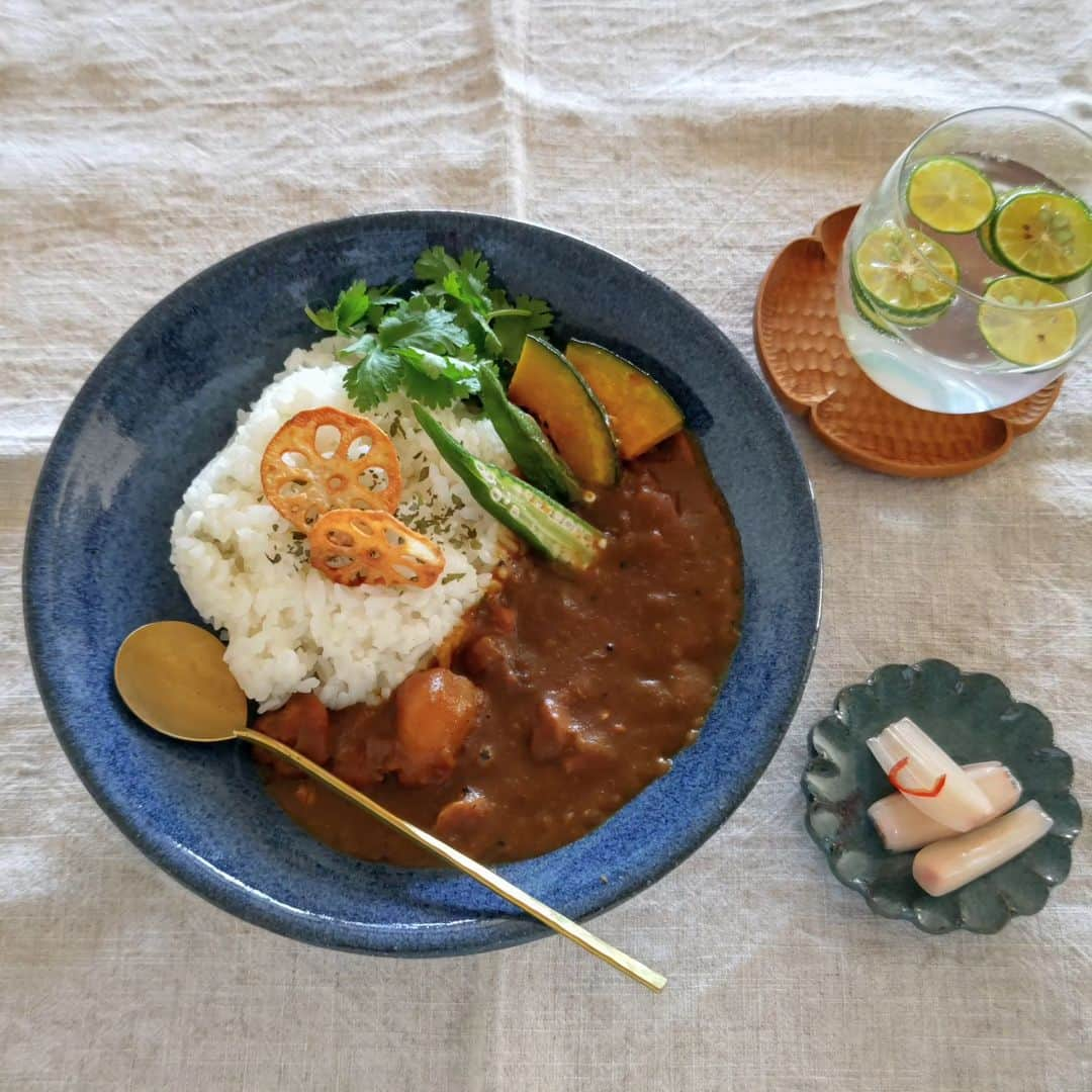 藤森夕子のインスタグラム：「お迎えしたばかりの小澤基晴さんの器 すみれ八寸の深皿で早速カレーライス🍛  翡翠輪花に自家製らっきょうを添えて(^^)  初日に悩んで枚数制限で諦めてしまった器とまた出会えて嬉しい♡  週末作のカレーが生まれ変わりましたw  今回、個展に伺えて小澤さんと少しお話もできて嬉しかったです(^^)  どうもありがとうございました。  次は、いつになるかなー 楽しみです！  その前に抽選に当たらなきゃだな💪  #器#器好き #すみれ #八寸深皿 #輪花 #豆皿#翡翠 #翡翠輪花 #うつわ#うつわ好き#カレー #おうちカレー #カレーライス #ラロンダジル#おうちごはん #ワンプレート#ランチ#パクチー #小澤基晴　さん」