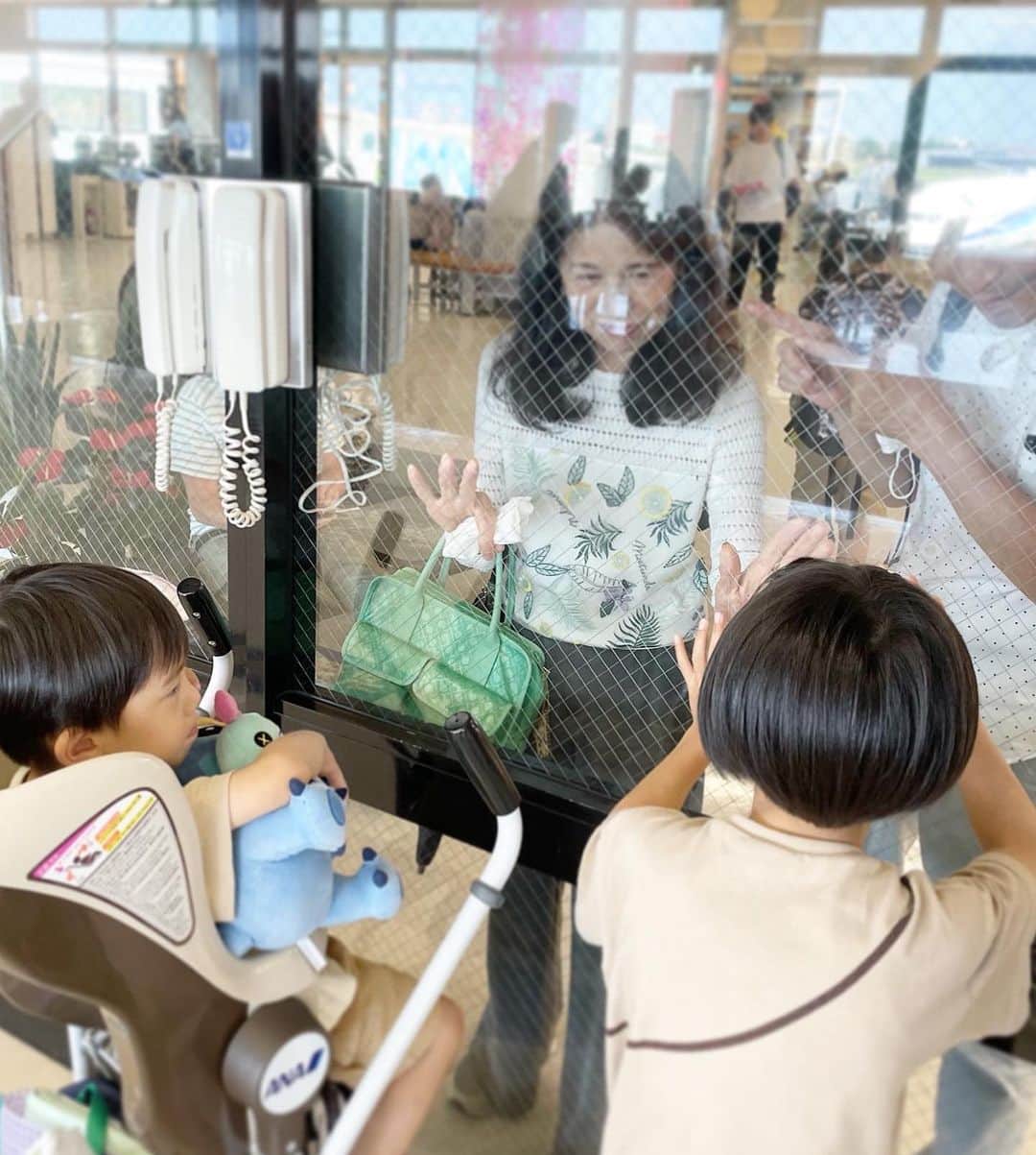 神戸蘭子さんのインスタグラム写真 - (神戸蘭子Instagram)「子供が小学生になり、初めての長い夏休みでした☀︎  7月は宮崎へ帰省。 蒸し暑過ぎでした！  帰りは、毎度空港のもしもしコーナーで涙のお別れです。  #宮崎帰省  #夏休みの過ごし方　#水遊び　#ママライフ　#男の子ママ　#ブーゲンビリア空港」9月19日 15時35分 - ranran0414