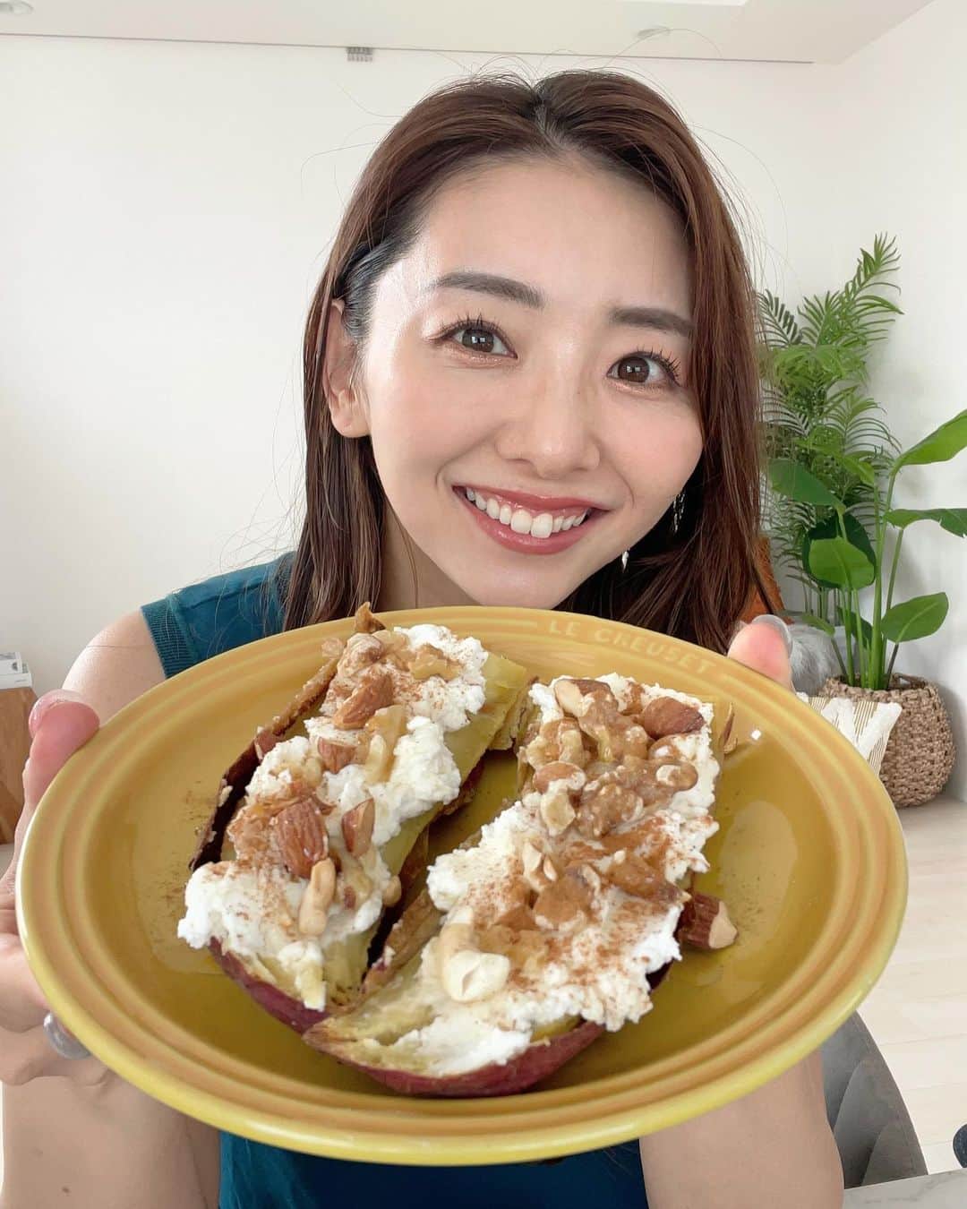のインスタグラム：「ヘルシー大優勝レシピ🥹✨  私が週3以上で食べてるカッテージチーズ!!  なんと!!100gあたりタンパク質が17.6gがはいっていて、脂質が2.8-5.9gなの!!🥹※  この2つのレシピ、爆うま簡単だから良かったら保存して作ってね!!!✌️  【焼き芋カッテージチーズ🍠】  •焼き芋150gくらい •カッテージチーズ(裏ごし)たっぷり好きなだけ •砕いた無塩ミックスナッツ5.6粒 •メープルシロップちょろり •シナモン パッパッパ！  乗っけるだけで完成!! 裏ごしタイプのカッテージチーズは滑らかだし酸味も少ないからパンとか焼き芋にいつも塗ってる🍞🍠✊ このレシピは、タンパク質•脂質•糖質が一度に摂れるから 朝ごはんにおすすめ!!  【トマトの和風カプレーゼ🍅】  •トマト2個 •大葉お好みの量 •カッテージチーズ(つぶタイプ)好きなだけ •鰹節 ふわっと •オリーブオイルちょろり •白だしちょろり  これ個人的にめちゃハマってる!!😂 バジルがない時はこれ!!🌱  つぶタイプのカッテージチーズはサラダとかフルーツに乗せるだけで手軽にタンパク質がプラスされるから嬉しい!しかもいつものサラダもいい感じに豪華に見えるから不思議😂✌️噛みごたえもあるからサラダにもボリュームを出してくれるよ!!🥗 北海道産生乳を100%使用してて、クセがなくて色々使えるカッテージチーズは常備マストアイテムなのです🥹🧀  まじで簡単だから保存して作ってみてね!! 感想待ってるよん!!👏  #PR #雪印メグミルク　#雪印北海道100カッテージチーズ 　#カッテージチーズ　#朝食 #おうちご飯　#簡単レシピ　#レシピ　#ヘルシーメニュー @megmilk.snowbrand @megsnow_cheeseclub」