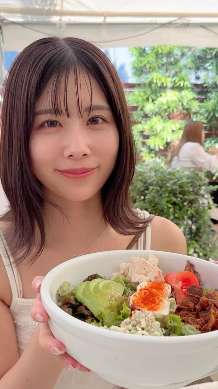 有村藍里のインスタグラム：「リール久しぶり。思ってたより大きなサラダ〜！「食べられる？」って聞かれて「うん」と言っております。」