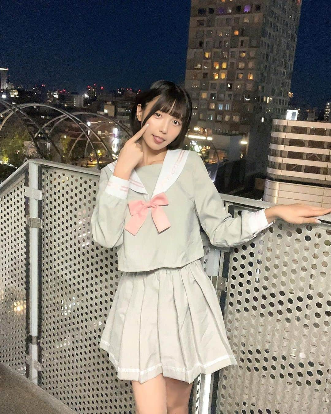 月埜ヒスイのインスタグラム：「髪ほんの少し短くなったよん、これは未だにドンキの制服コスさせられる5年目突入のアイドルです ‎^_^🎤🩵」