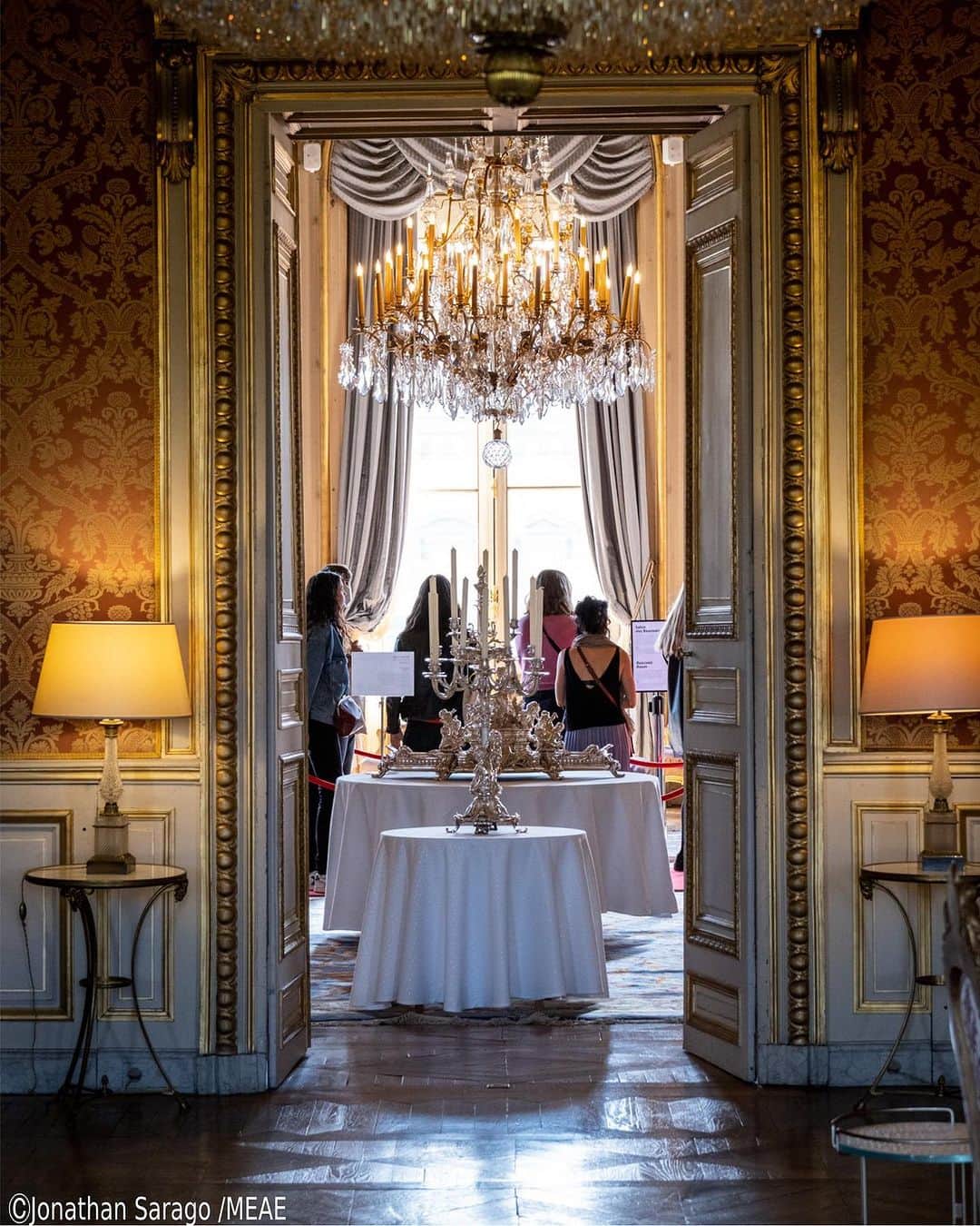 のインスタグラム：「🇫🇷先週末は #ヨーロッパ文化遺産の日 でした✨普段はメディアでしか見ることの出来ないフランスの大統領官邸、エリゼ宮 @Elysee の見学も許されます。この特別な週末のためにエリゼ宮の職員のお話を聞いたり、フランス国家軍楽隊によるコンサートが楽しめる日です🎵 ⒸJonathan Sarago /MEAE」