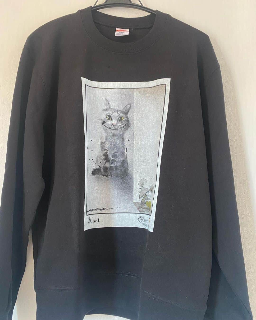 のインスタグラム：「以前、イラストを書いていただいた福井出身の似顔絵師　モンキースマイルスタジオの谷　純一さんから谷さんがデザインされたおしゃれなトレーナーとクッションいただいた‼️ めちゃくちゃカッコいい‼️ 谷さん似顔絵の世界大会でも２位になる実力‼️ 今度友達の誕生日プレゼントとかで頼もう。絶対喜ぶよ #谷純一 #モンキースマイルスタジオ #似顔絵 #福井 #猫ひろし」