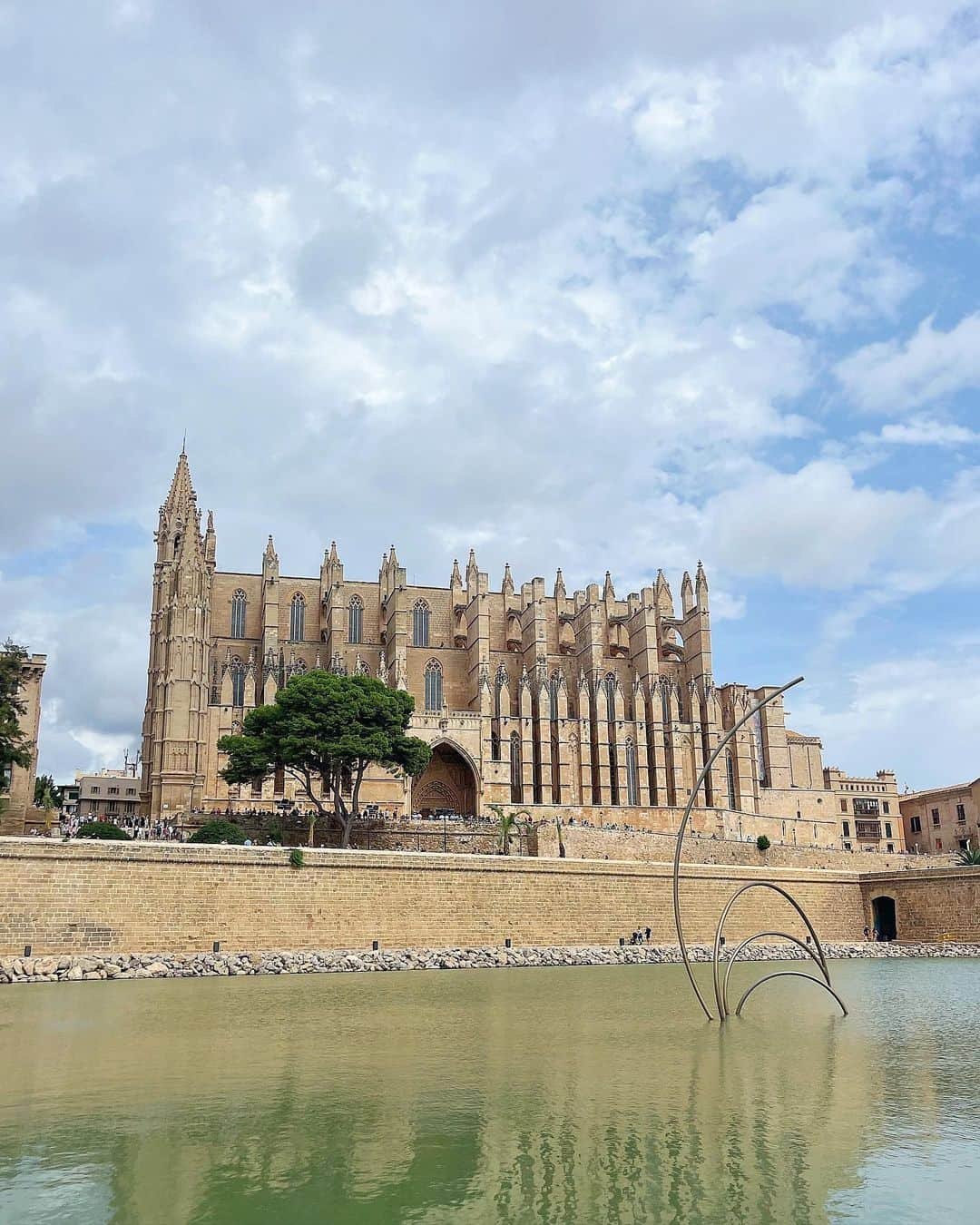 若松来海さんのインスタグラム写真 - (若松来海Instagram)「Catedral de Santa María de Palma de Mallorca 🐴 ⁡ ⁡ ⁡ ⁡ ⁡ ⁡ ⁡   #マヨルカ島 #マヨルカ #パルマデマヨルカ #  #スペイン #Spain#gaudi #sagradafamilia #museum #チェスティ  #chesty #ワンピースコーデ  #世界遺産 #worldheritage #royalcaribbean #ロイヤルカリビアン #クルーズ #cruise #japan #japanesegirl #japanese #charlsandkeith #nikeairmax #海外旅行」9月19日 16時00分 - mllklog