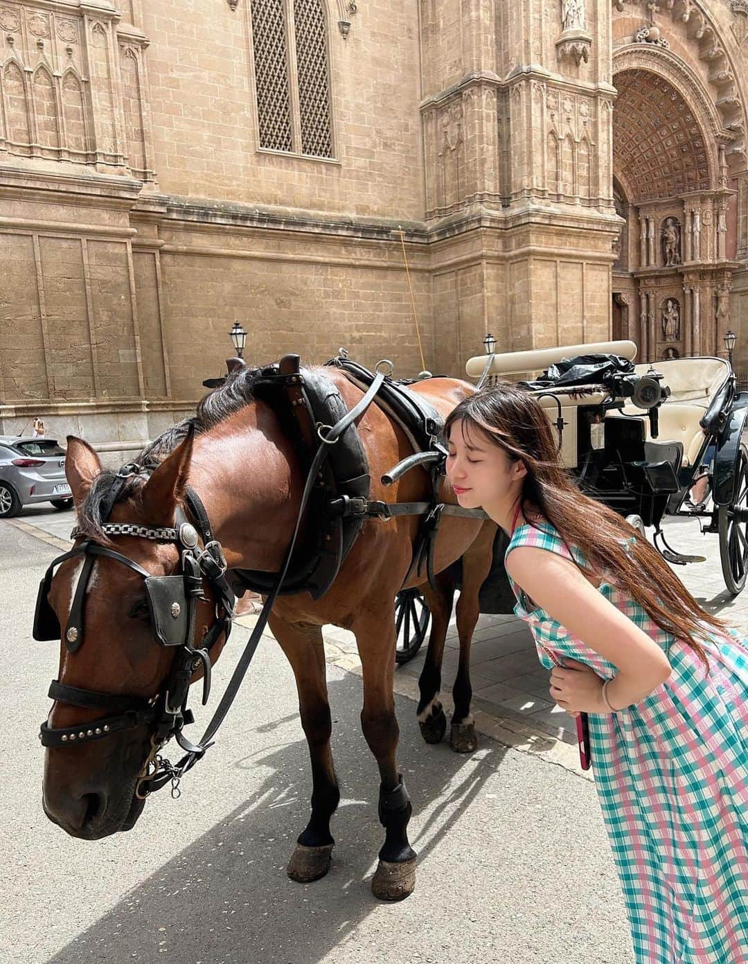 若松来海のインスタグラム：「Catedral de Santa María de Palma de Mallorca 🐴 ⁡ ⁡ ⁡ ⁡ ⁡ ⁡ ⁡   #マヨルカ島 #マヨルカ #パルマデマヨルカ #  #スペイン #Spain#gaudi #sagradafamilia #museum #チェスティ  #chesty #ワンピースコーデ  #世界遺産 #worldheritage #royalcaribbean #ロイヤルカリビアン #クルーズ #cruise #japan #japanesegirl #japanese #charlsandkeith #nikeairmax #海外旅行」