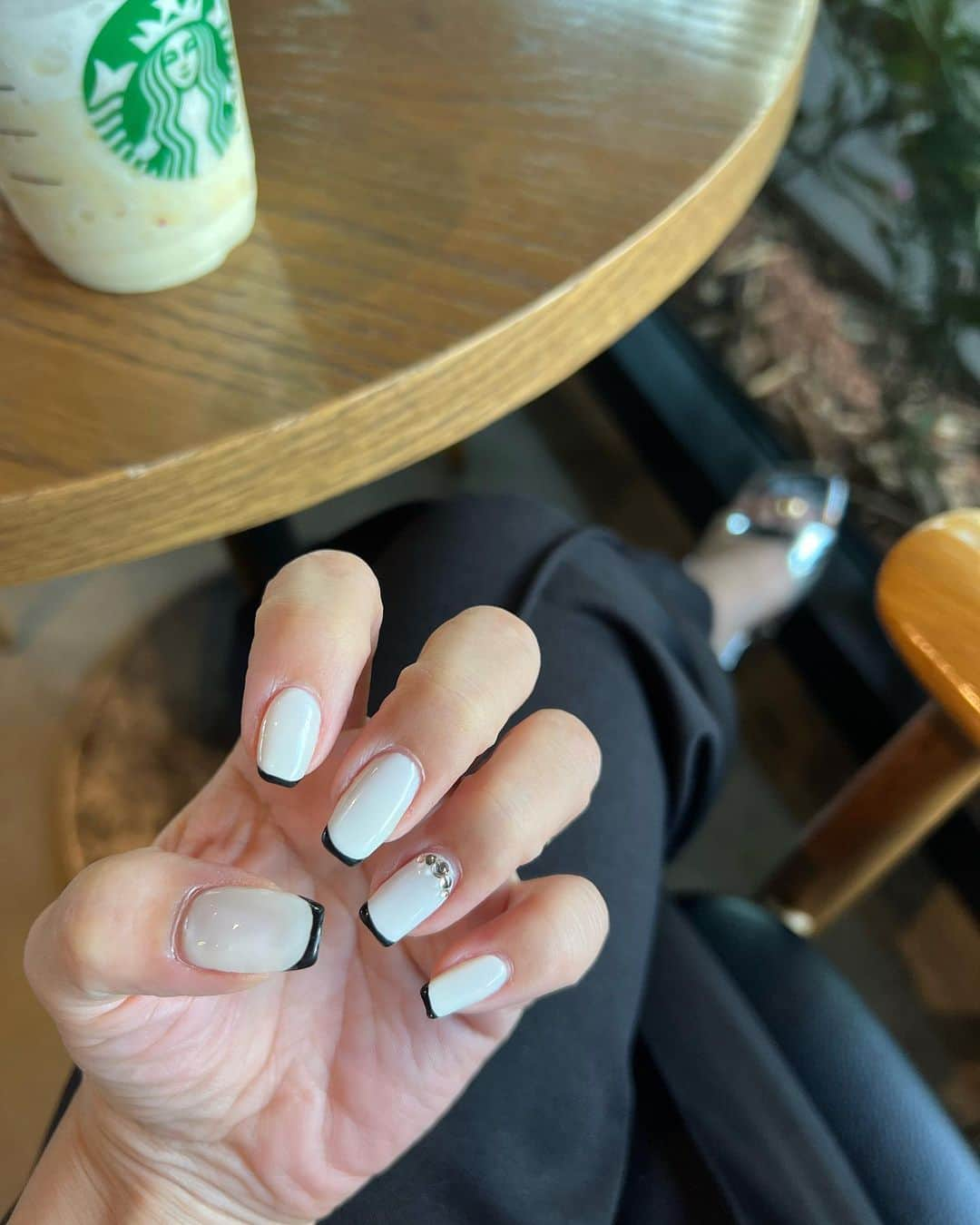 maricoのインスタグラム：「new nail💅  Dolce.さんの受注会の後にネイルサロンへ行ったからか、白黒にしちゃった🤍🖤  服も白黒だった🐈‍⬛  #フレンチネイル#シンプルネイル#olネイル #ナイスネイル#30代ファッション」