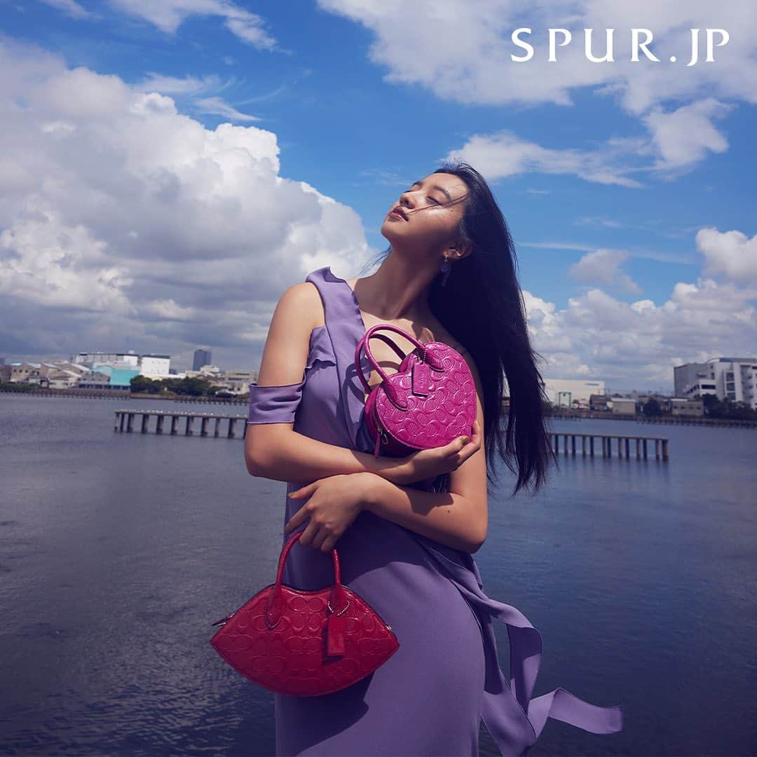 のインスタグラム：「Thank you for having me @spurmagazine ❤️ @coach🥰  #coachjaoan #wearyourshine #spur   Lots of love to the team 💗 Photo by @akinoriito_i  Makeup @yukimake  Hair  Koichi Nishimura  Styling @ryokkissie  Movie  Tataushi Ko  Text Michino Ogura Edit Anna Togashi」