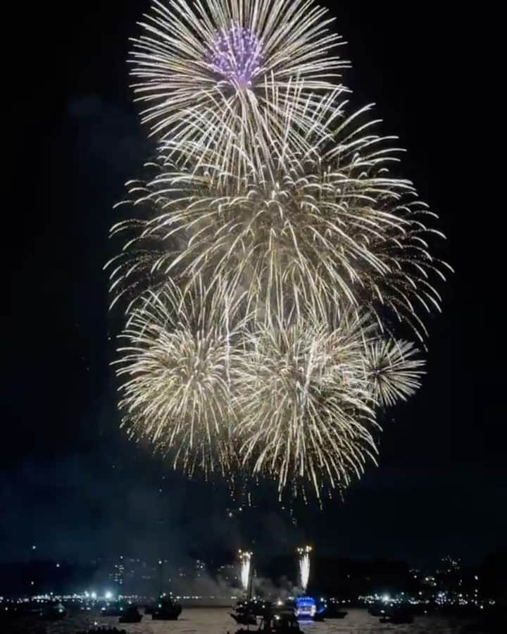 佐山彩香のインスタグラム：「夏のおもひで。 今年は色んな花火みれたなぁ🎆 #花火#fireworks#2023summer」