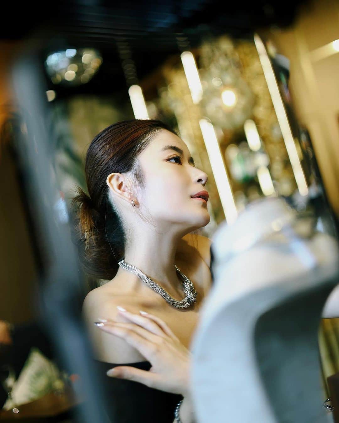 のインスタグラム：「脖子空空的  需要點綴一下  @johnhardyjewelry」