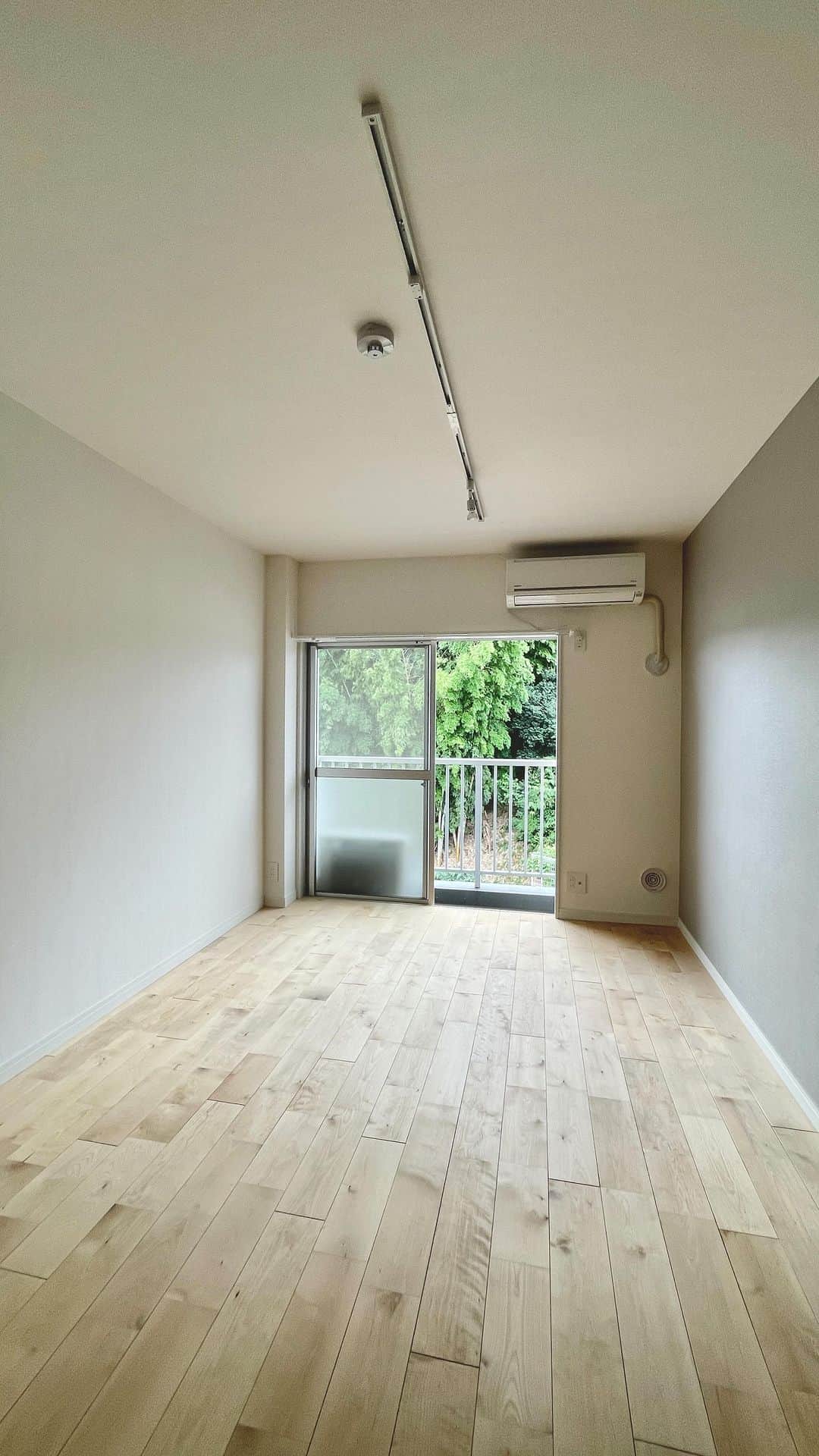 のインスタグラム：「【ROOM TOUR】足元から、窓の外からやってくるあたたかさ。  【東京 #柿生 1R 17.41㎡】  ▼TOMOS　無垢×あたたかさ —————————  のどかな街の中、その雰囲気そっくりのやさしい無垢フローリングのお部屋が生まれました。  ニュアンスのあるグレーのアクセントクロスを追加し、水回りなどの設備もしっかり取り替え済み◎小さくとも侮れない空間なんです。  ————————— こちらは実際に住めるお部屋です。 詳細は、ストーリー、ハイライトにて！⁠ ————————— #tokyo #goodroom #roomtour #ルームツアー #デザイナーズ #賃貸 #1r #ワンルーム #一人暮らし #1人暮らし #賃貸インテリア #無垢床の家 #無垢床材 #無垢材の家 #無垢フローリング #無垢材フローリング #無垢の床」