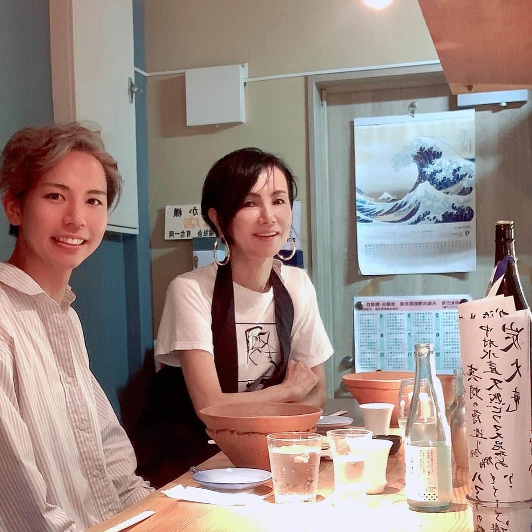 石津香織さんのインスタグラム写真 - (石津香織Instagram)「. 大好き❤で お気に入りの だいどこなか✨さんへ @daidoko.naka   オーナーの中さんの 創作料理と ペアリングしてくださる 日本酒🇯🇵🍶が、 最高😀  行くたびに、 お料理も、 お酒🍶も、 感動の連続♥️⭕️♥️  大阪難波に あるので、 便利🍶✨🍶  お任せお料理コースが 3300円という 破格なお値段✨✨✨✨✨😍  日本酒🇯🇵🍶好きな 息子が、 大喜び♥️  PR @daidoko.naka #だいどこなか #難波グルメ #こだわり日本酒 #大国町グルメ #日本酒居酒屋 #和食コース #和食ディナー #なにわグルメ」9月19日 16時02分 - kaori.ishizu