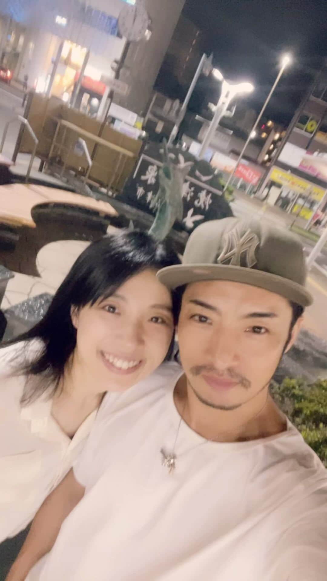 ジュンペイのインスタグラム：「. おかよBirthday旅行 in 大阪 . 誕生日当日 . 夜におかよが静岡入り . 隼平は仕事の為、仕事終わってから少しだけ会いました . そして次の日、早朝から車で大阪へ . 2人でミナミでお買い物デート楽しんだ後 . おかよの実家に隼平が挨拶に . そこでおかよを降ろし、隼平は友達から車のパーツを受け取りに行く為に一旦出掛けます . 夕方におかよを迎えに来て . 2人でコロコロチキチキペッパーズさんの単独LIVEへ . 単独ライブの後は予約してたホテルに . 部屋のドアを開けたら、ベッドにサプライズローズが . その薔薇を持ち上げたら、そこにプレゼントの財布が . 実はおかよを降ろした後、車のパーツを受け取りに行ったのは嘘で、サプライズの用意をしていたのです . 最上階からの夜景を楽しみながら、ルームサービスで軽く乾杯してあらためてお祝いしました . 次の日も大阪旅行は続きますが、Birthday旅行はこんな感じ . 良きサプライズでした🎁 . 隼平×おかよ . #あいの里  #lovevillage  #netflix  #ネトフリ  #恋愛リアリティショー  #恋リア #恋愛バラエティ  #隼平  #おかよ  #villageメンバー #コロコロチキチキペッパーズ  #コロチキ #birthday #サプライズ #サプライズバースデー  #大阪旅行 #birthday旅行」