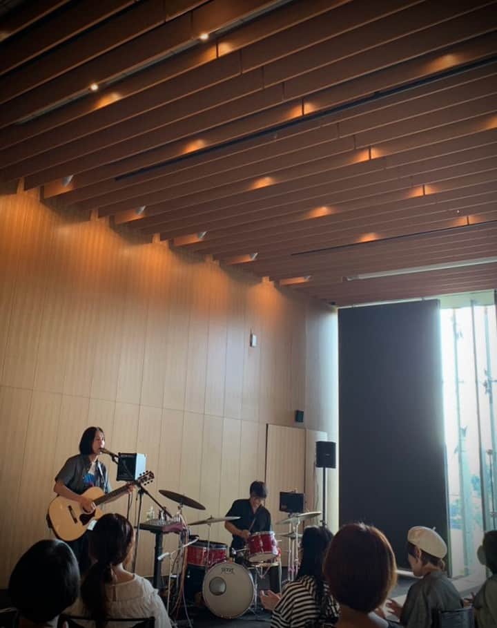 高野寛のインスタグラム：「九州ツアー3日目、長崎市美術館。 光が差し込むホールは響きがnice。  長崎港には、あのダイアモンド・プリンセス号が停泊していて、忘れかけていたあの頃のことをありありと思い出したり。  終演後は館内を案内していただいて、東松照明さんの写真に感銘を受け、屋上庭園から長崎の夜景もつかの間楽しみました。  明日は最終日熊本！ ーー 2023年9月20日(水)　ONE DROP(ワンドロップ)（熊本県熊本市東区沼山津1-1-21）  【出演】高野寛(Vo. g.)　宮川剛(Drs.) 開場19:00/開演19:30」