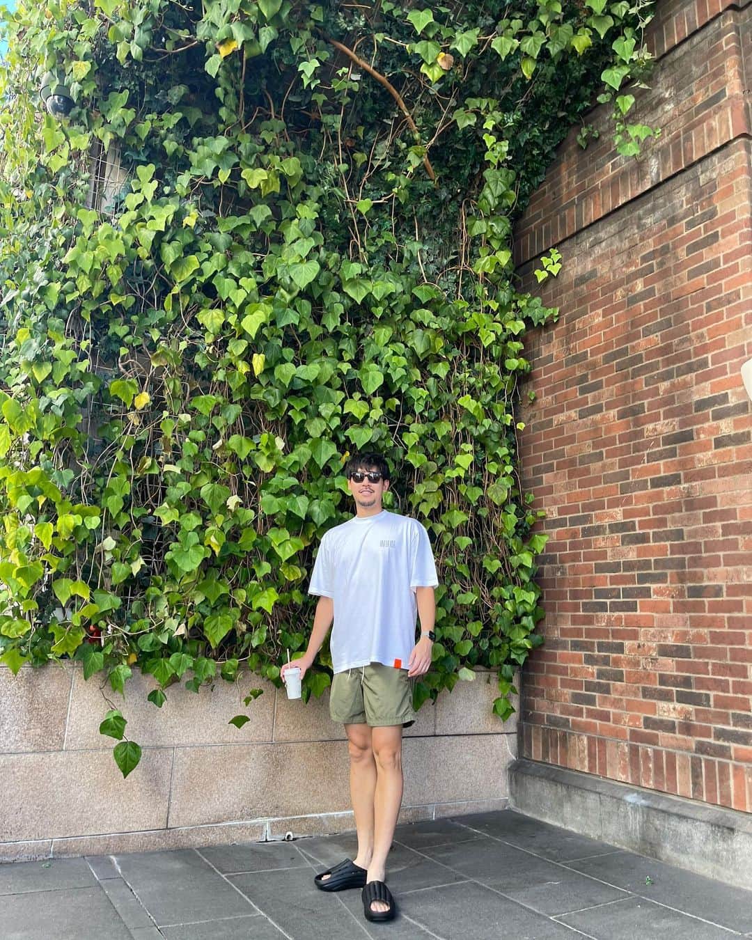 長谷川惠一のインスタグラム：「まだ夏を終わらせたくないスタイル😎  thank you‼︎ tops : @state_of_shock_tokyo @nosuke_0222  shoes : @ugg   #前に撮ったことある場所  #この場所はどこでしょう  #この時期にきてサンダルにはまる  #dance  #モデル風よりモデルに成長」