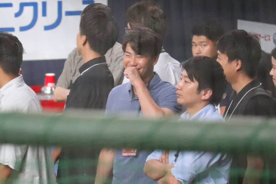 三ツ廣政輝のインスタグラム：「今日は京セラドーム大阪で仕事！ MBSラジオにてオリックス対ロッテのゲームを生中継します！  私はオリックスサイドのリポーターを担当🐃✨  マジックを4としたバファローズ、今日も勝ってマジック2つ減らしましょう！  写真は記者の先輩に先日のビールかけをいじられているところを激写されたやつです😂  #オリックス #オリックスバファローズ #三連覇へ」