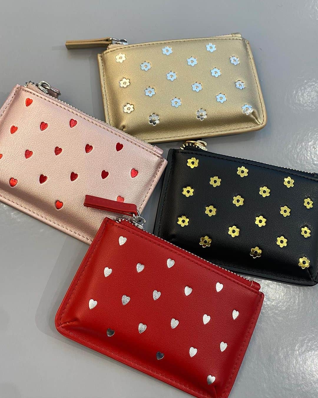 CASSELINIさんのインスタグラム写真 - (CASSELINIInstagram)「🪿23AW item🪿  jucquard purse ¥5,940(inc.tax) foil print card case ¥4,400(inc.tax) kirakira net bag ¥12,100(inc.tax) jucquard accessory pouch ¥3,465(inc.tax) 3D motif pouch ¥4,950(inc.tax) metallic pleats frill mini tote ¥4,950(inc.tax) fluffy heart bag ¥7,700(inc.tax)  #Casselini #キャセリーニ #MIXMATCHROMANTICS」9月19日 16時26分 - casselini_official