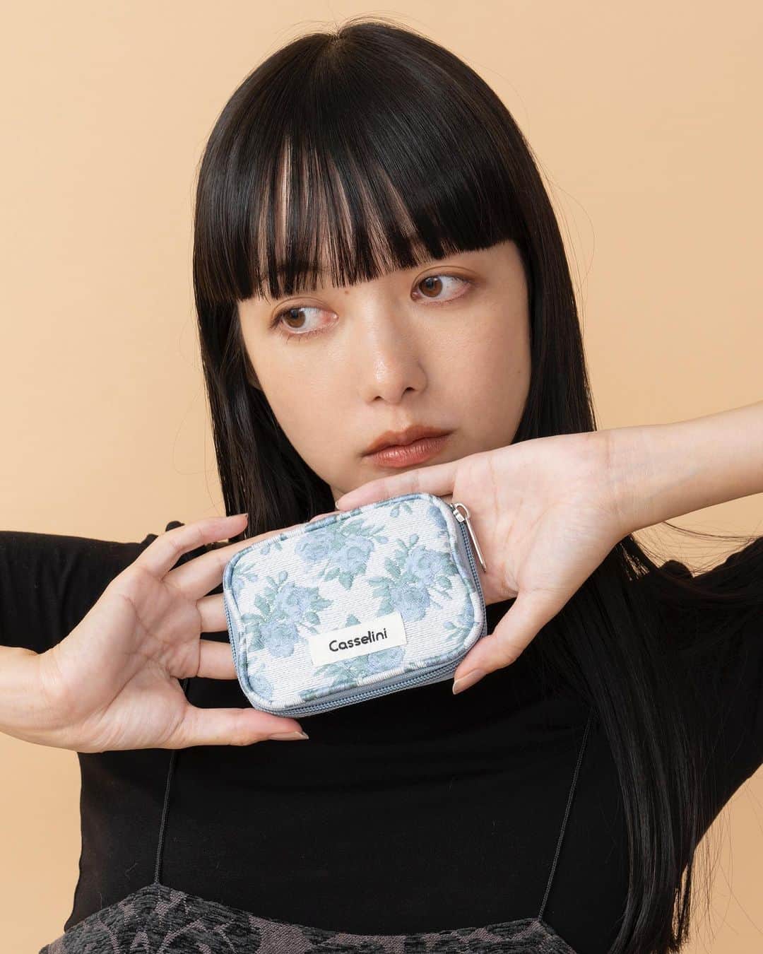CASSELINIさんのインスタグラム写真 - (CASSELINIInstagram)「🪿23AW item🪿  jucquard purse ¥5,940(inc.tax) foil print card case ¥4,400(inc.tax) kirakira net bag ¥12,100(inc.tax) jucquard accessory pouch ¥3,465(inc.tax) 3D motif pouch ¥4,950(inc.tax) metallic pleats frill mini tote ¥4,950(inc.tax) fluffy heart bag ¥7,700(inc.tax)  #Casselini #キャセリーニ #MIXMATCHROMANTICS」9月19日 16時26分 - casselini_official