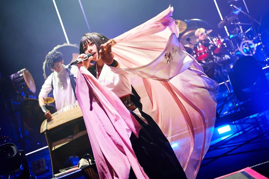 和楽器バンドのインスタグラム：「「和楽器バンド Japan Tour 2023 I vs I」  #鈴華ゆう子  photo by KEIKO TANABE  《LIVE SCHEDULE》  ◆10/1(日)茨城・水戸市民会館 グロービスホール ◇10/7(土)大阪・オリックス劇場 ◆10/9(月・祝)宮城・仙台サンプラザホール ◇10/29(日)福岡・福岡サンパレスホテル＆ホール  《TICKET INFORMATION》  ▼イープラス https://eplus.jp/sf/word/0000067031  ▼ローソンチケット https://l-tike.com/wagakkiband/  ▼チケットぴあ https://w.pia.jp/t/wagakkiband/  #和楽器バンド #WagakkiBand #I_vs_I」