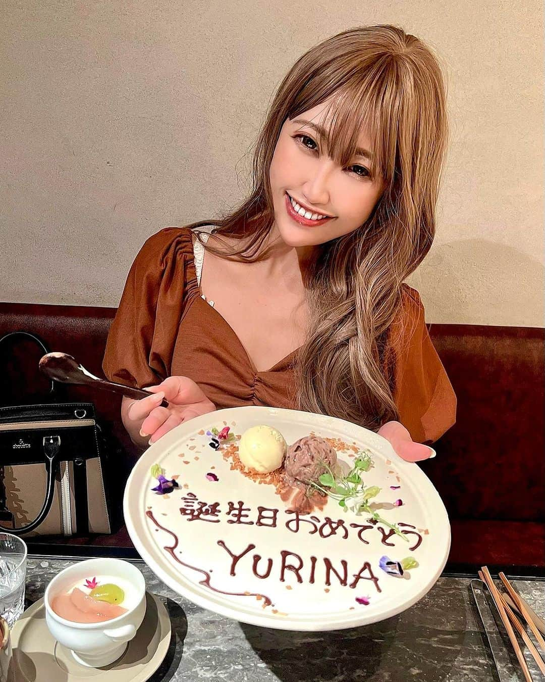 DJ YURINAさんのインスタグラム写真 - (DJ YURINAInstagram)「今月貴重な休日に お誕生日お祝いしてもらったぁ💕  美味しいお肉でエネルギーチャージ💪✨ あと今月半分乗り切ろう💕  新しい1年は人間的にも大人の思考を持ち普段支えてくれている周りの方に感謝を忘れずに、より人から愛される1年にしたい。  #dj #djyurina #birthday #happybirthday #バースデー #誕生日 #誕生日月 #キャバ嬢かよ #シャンパン #シャンパンウェルカム #champagne #のみべ高め #心得」9月19日 16時22分 - dj_yurina_tokyo