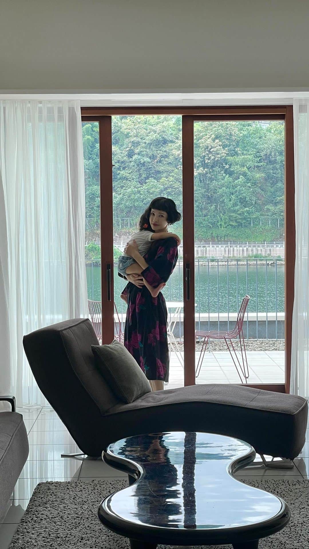 ノーマのインスタグラム：「Thank you🦋@river_retreat_garaku   Down to Earth with Contemporar Art 🧘💫  子供も一緒にリトリートしながら現代美術を堪能できるなんて、至極有り難い環境に感謝溢れました。2000年に誕生したリバーリトリート雅樂倶。四季折々の変化を楽しみに、また訪れる時機を楽しみに🦋  👗 @velnica_japan   #riverretreatgaraku  #contemporaryart  #retreat #toyama #リバーリトリート雅樂倶  #ひたる雅樂倶」
