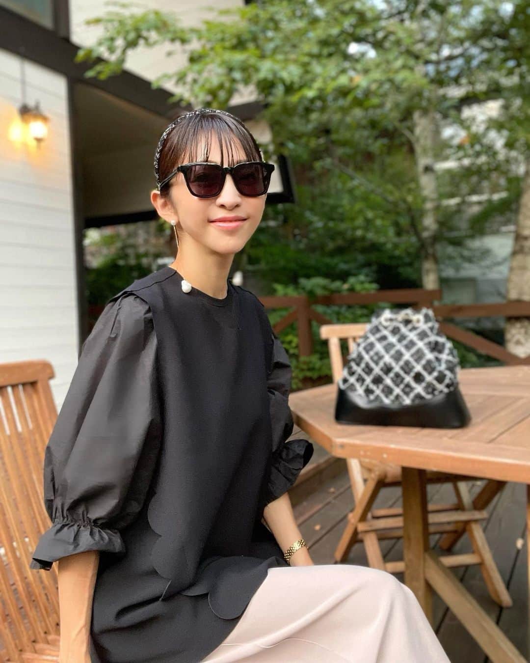 木本泉のインスタグラム：「- 宿泊したロッジ🏠  緑に囲まれて涼しくお庭でノンビリ🌳 静かで鳥の囀りしか聞こえない場所で、普段の騒々しい東京とは違い気を休めてノンビリ😌  海も良いけれど山も良いな✨💚  #山梨#八ヶ岳」