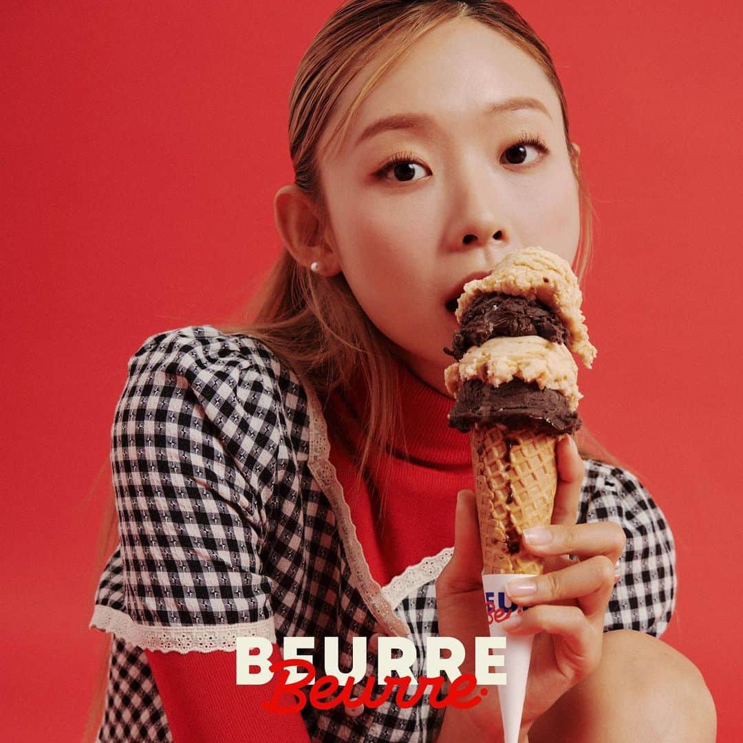 パク・ヨンインのインスタグラム：「삶의 목표 중 광고주는 없었다, 다만 우리 브랜드와 찰떡같이 잘 어울리고, 심지어 패셔너블 하기까지 하니, 이건 운명인가? 하라주쿠 한복판에 우리 모델님 사진이 크게 걸리는 그날까지 오래오래 함께해요.🫰  (내년 봄부터는 아주아주 잘생긴.. 남자 연예인도 함께합니다! 과연 누구일까요?🥰)  @beurrebeurre.kr  @j876my  #뵈르뵈르 #뵈르뵈르아이스크림 #버터아이스크림 #젤라비 #뵈르뵈르젤라비」